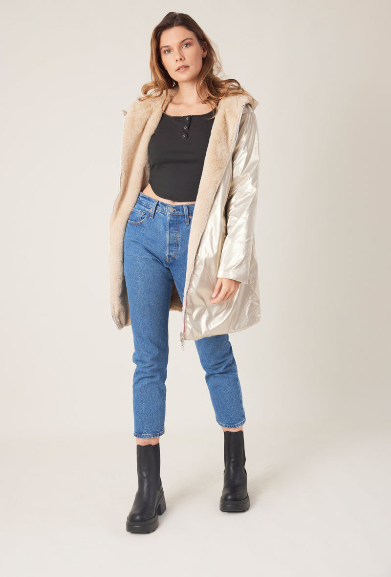 Femme portant la parka fourrée réversible or MELROSE Escandelle Paris à capuche – look chic et confortable d’hiver
#couleur_or