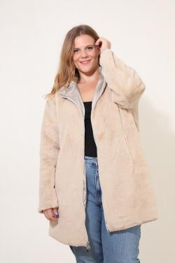 Femme portant la parka fourrée réversible or MELROSE Escandelle Paris à capuche – look chic et confortable d’hiver
#couleur_or