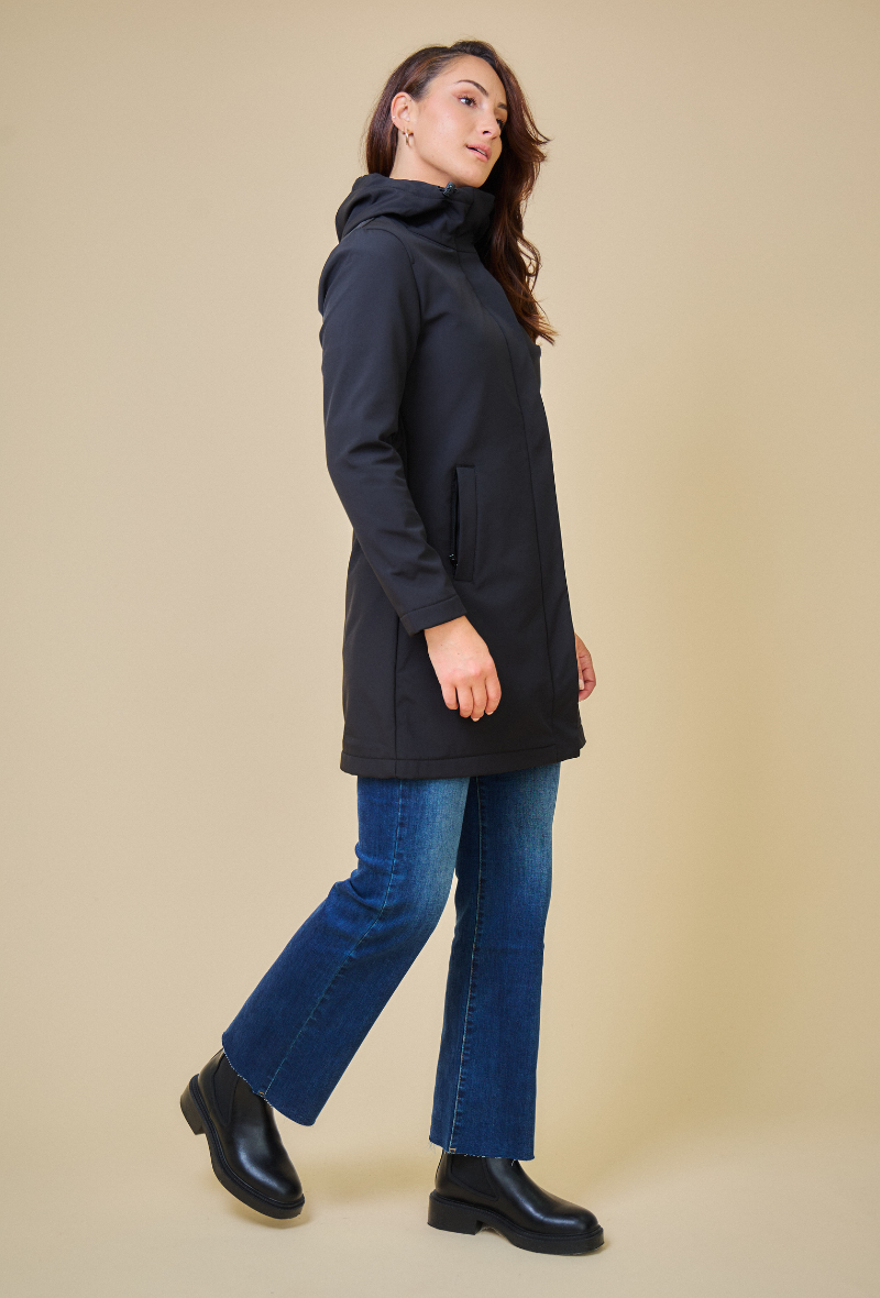 Parka noire SIENNA Escandelle – profil droit – silhouette structurée et capuche discrète.
#couleur_noir