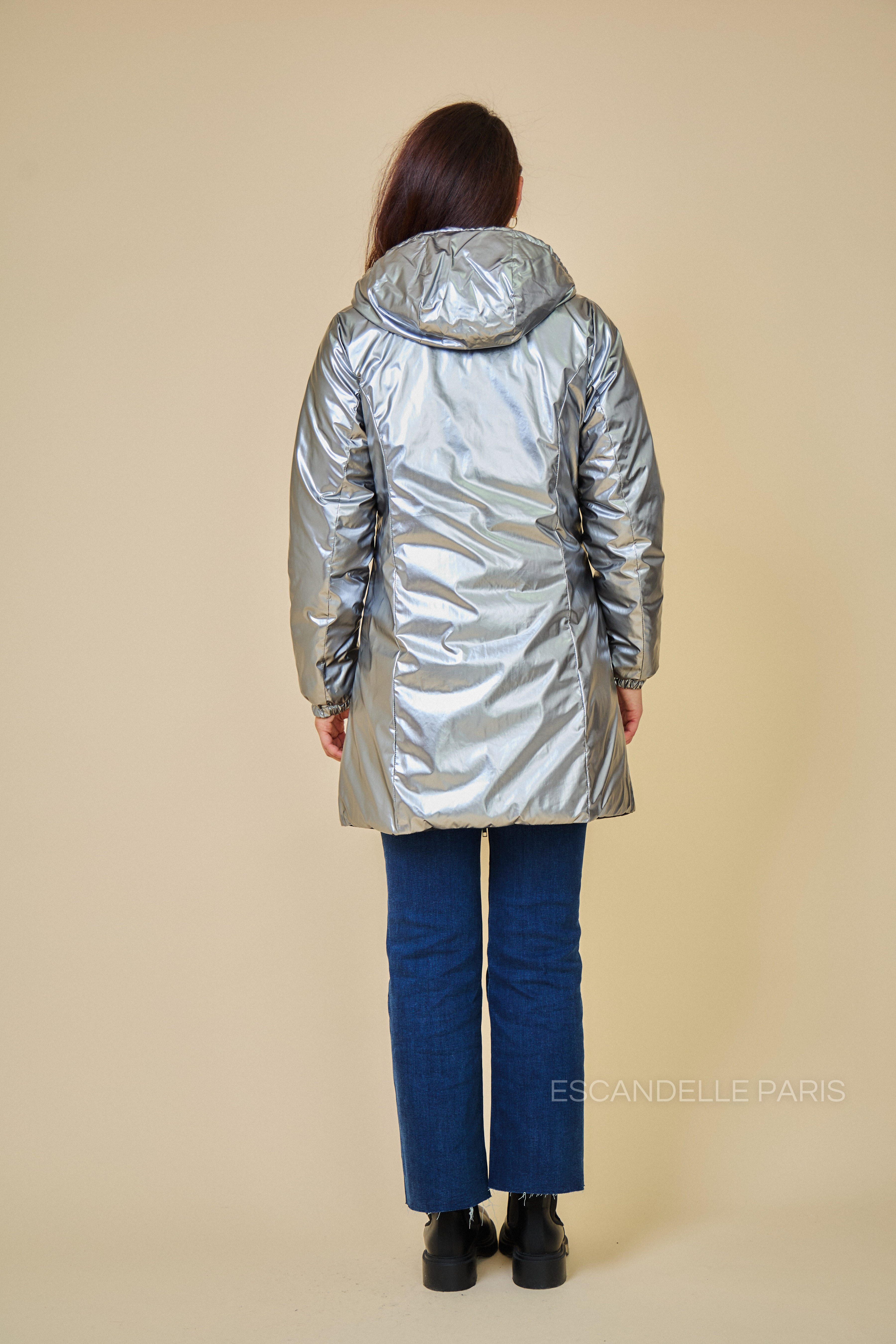 Doudoune SIXTINE Escandelle – vue de dos – manteau femme réversible argenté, silhouette moderne et citadine.
#couleur_argent