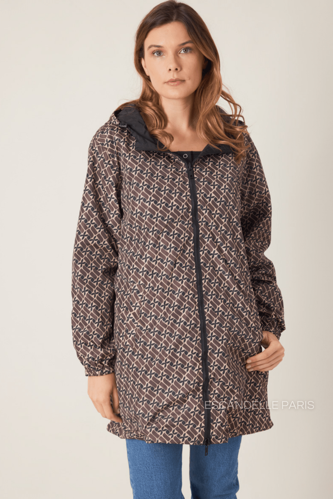 ELINA - Parka Taupe - Escandelle (Vue de face - portrait - parka imperméable réversible à motif - zip ouvert)
#couleur_taupe