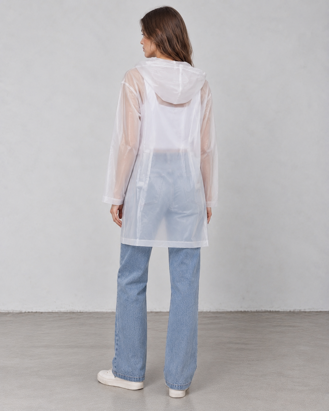 AURA imperméable long semi-transparent à capuche zip tricolore blanc femme - Escandelle Paris (dos silhouette entière)
#couleur_blanc