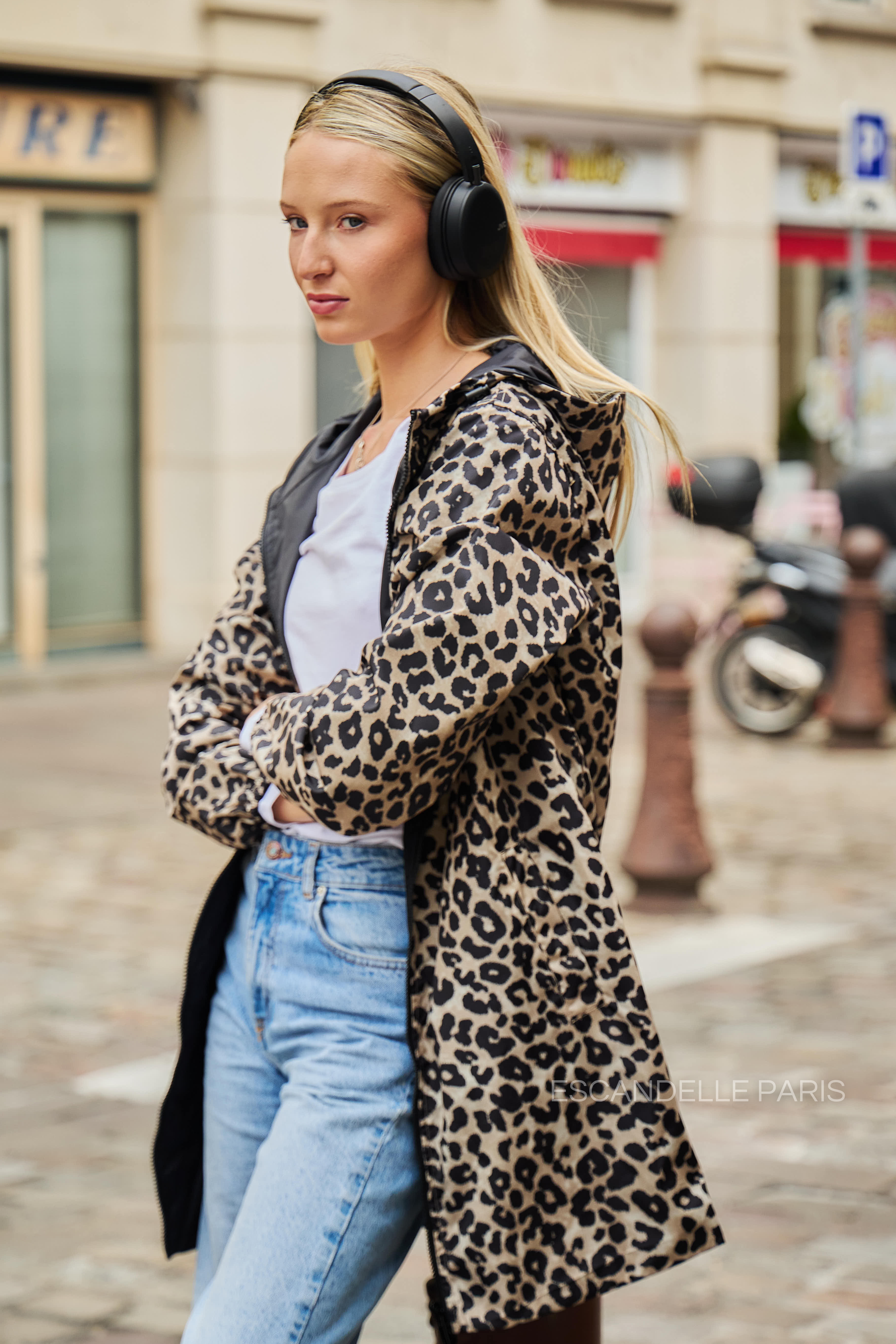 Femme portant la parka réversible JORDIE à motifs léopard noir et beige Escandelle Paris – look chic et confortable pour les jours de pluie - capuche et poches
#couleur_beige