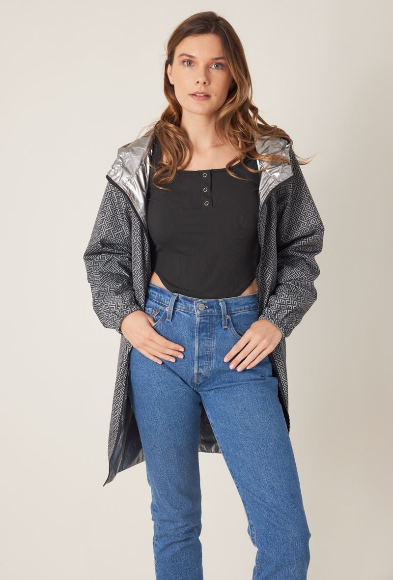 LINA - Parka Gris - Escandelle (Vue de face - portrait - réversible à motif - parka imperméable zip ouvert)
#couleur_gris