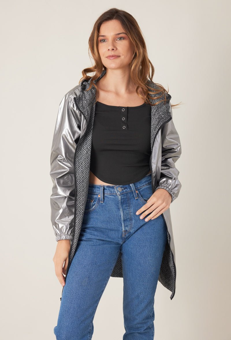 LINA - Parka Gris - Escandelle (Vue de face - portrait - réversible à motif - parka imperméable coté réversible dorée)
#couleur_gris