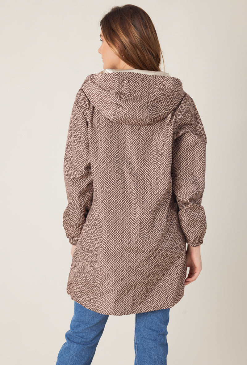 Vue arrière de la parka LINA réversible taupe avec capuche dorée, coupe ample et tombé fluide, mi-longue
#couleur_taupe