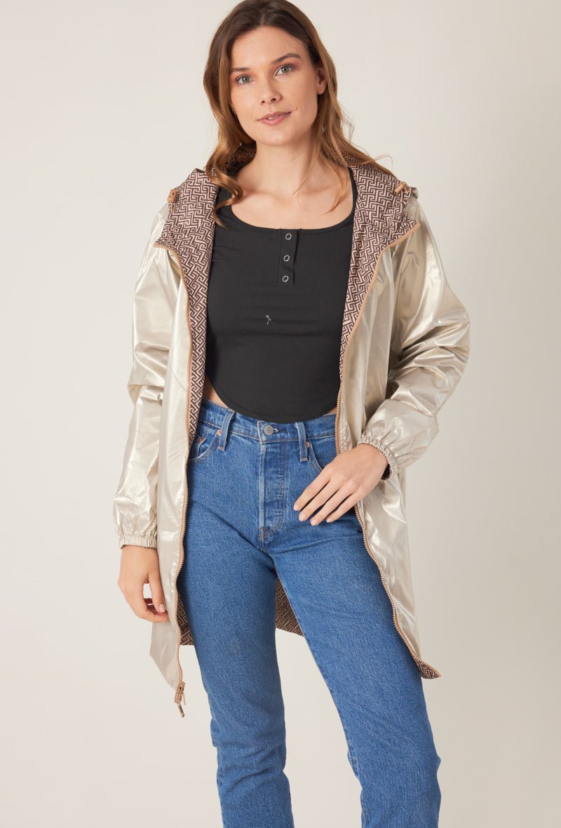 LINA - Parka Taupe - Escandelle (Vue de face - portrait - réversible à motif - parka imperméable coté réversible dorée)
#couleur_taupe