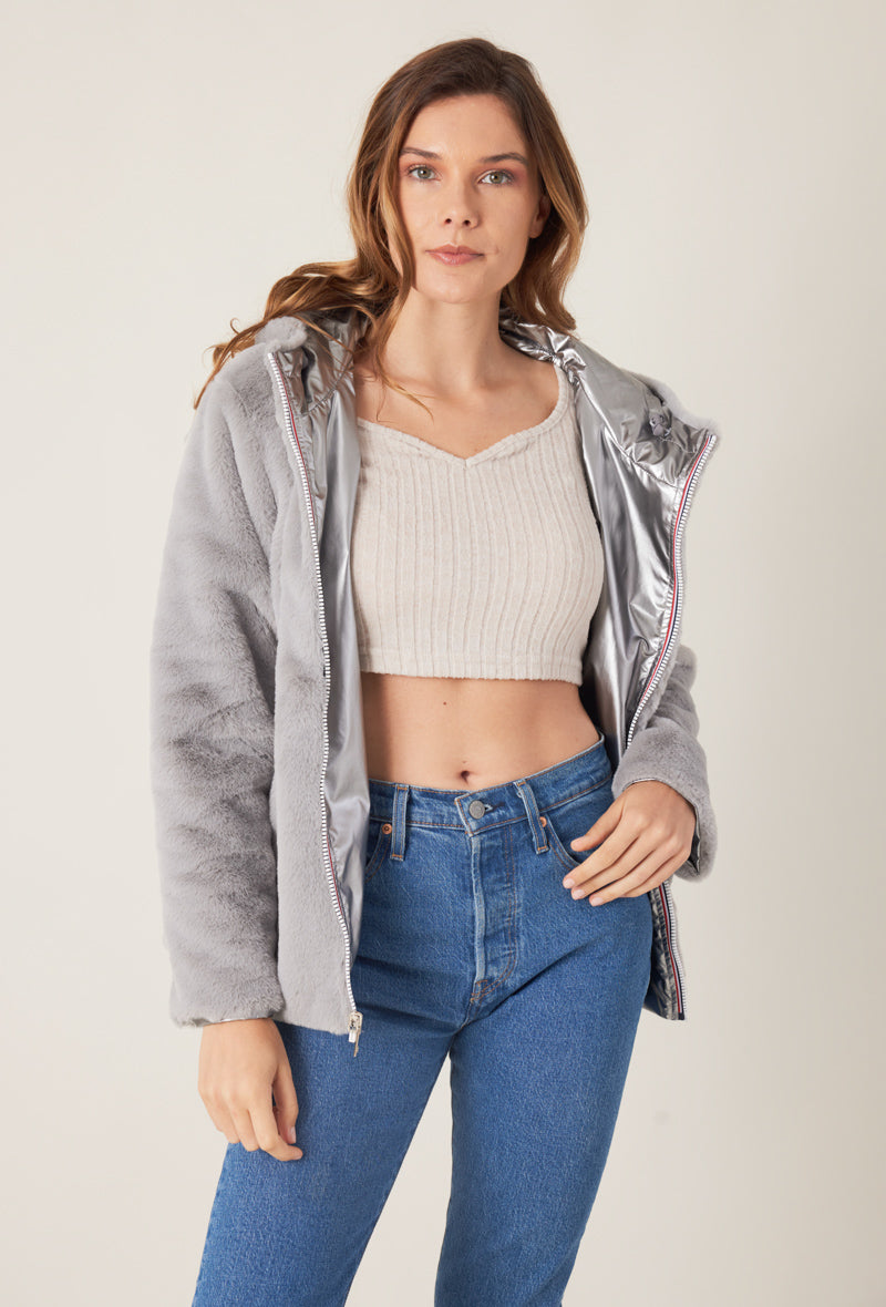 Parka ANGELE Escandelle – parka courte réversible argent, look casual chic parfait pour la mi-saison et l’hiver.
#couleur_argent