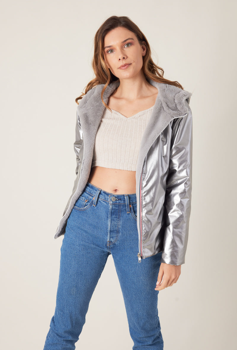Parka courte réversible ANGELE Escandelle – veste femme argent fourrée, coupe droite chic et moderne.
#couleur_argent