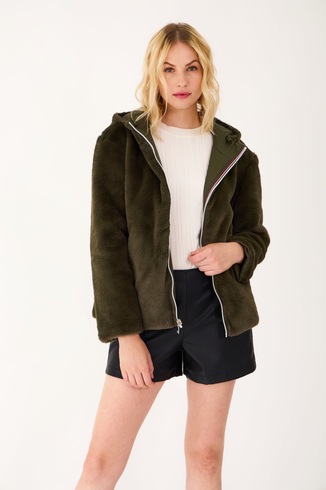 Parka courte réversible ANGELE Escandelle – veste femme kaki fourrée, coupe droite chic et moderne.
#couleur_kaki