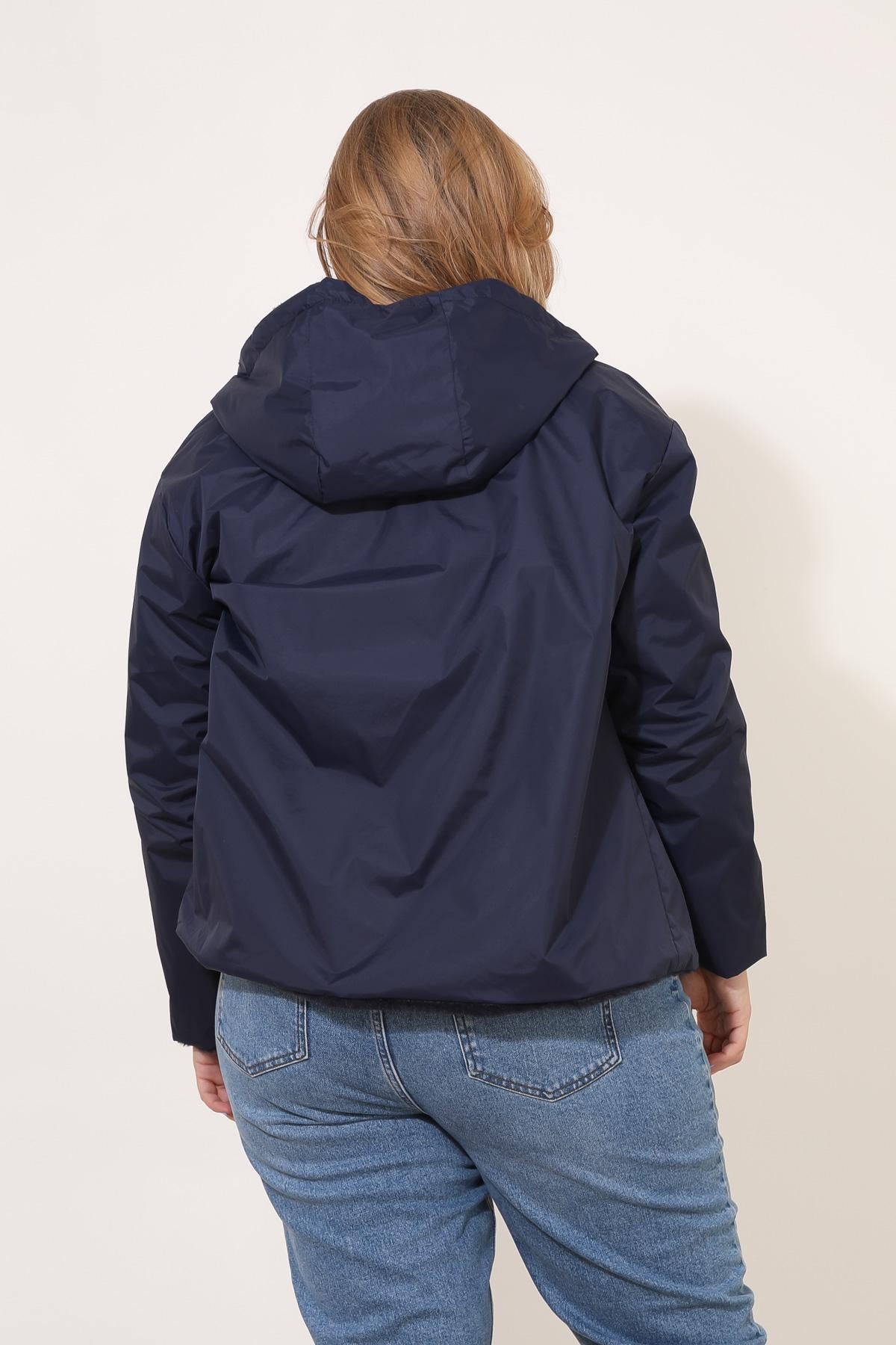 Parka ANGELE Escandelle – vue de dos – veste marine fourrée réversible au design minimaliste et féminin.
#couleur_marine