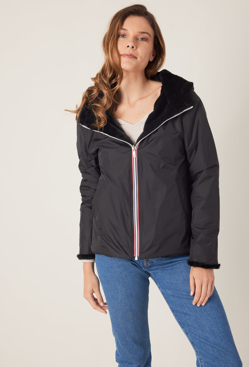 Parka courte réversible ANGELE Escandelle – veste femme noire fourrée, coupe droite chic et moderne.
#couleur_noir