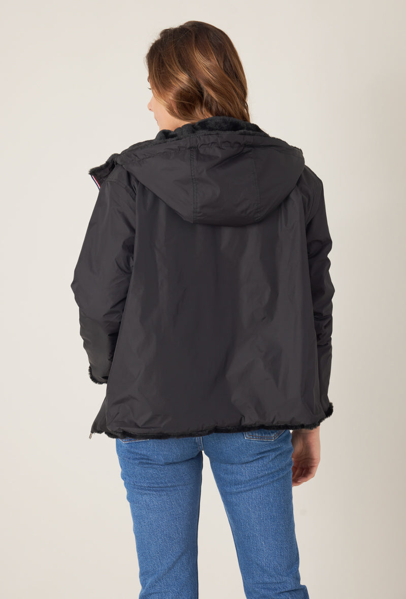 Parka ANGELE Escandelle – vue de dos – veste noire fourrée réversible au design minimaliste et féminin.
#couleur_noir