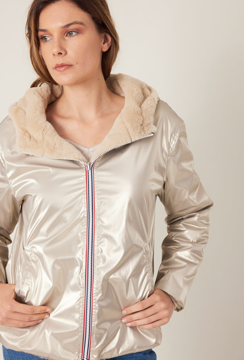 Parka ANGELE Escandelle – profil droit – manteau court réversible femme avec doublure chaude et capuche élégante.
#couleur_or