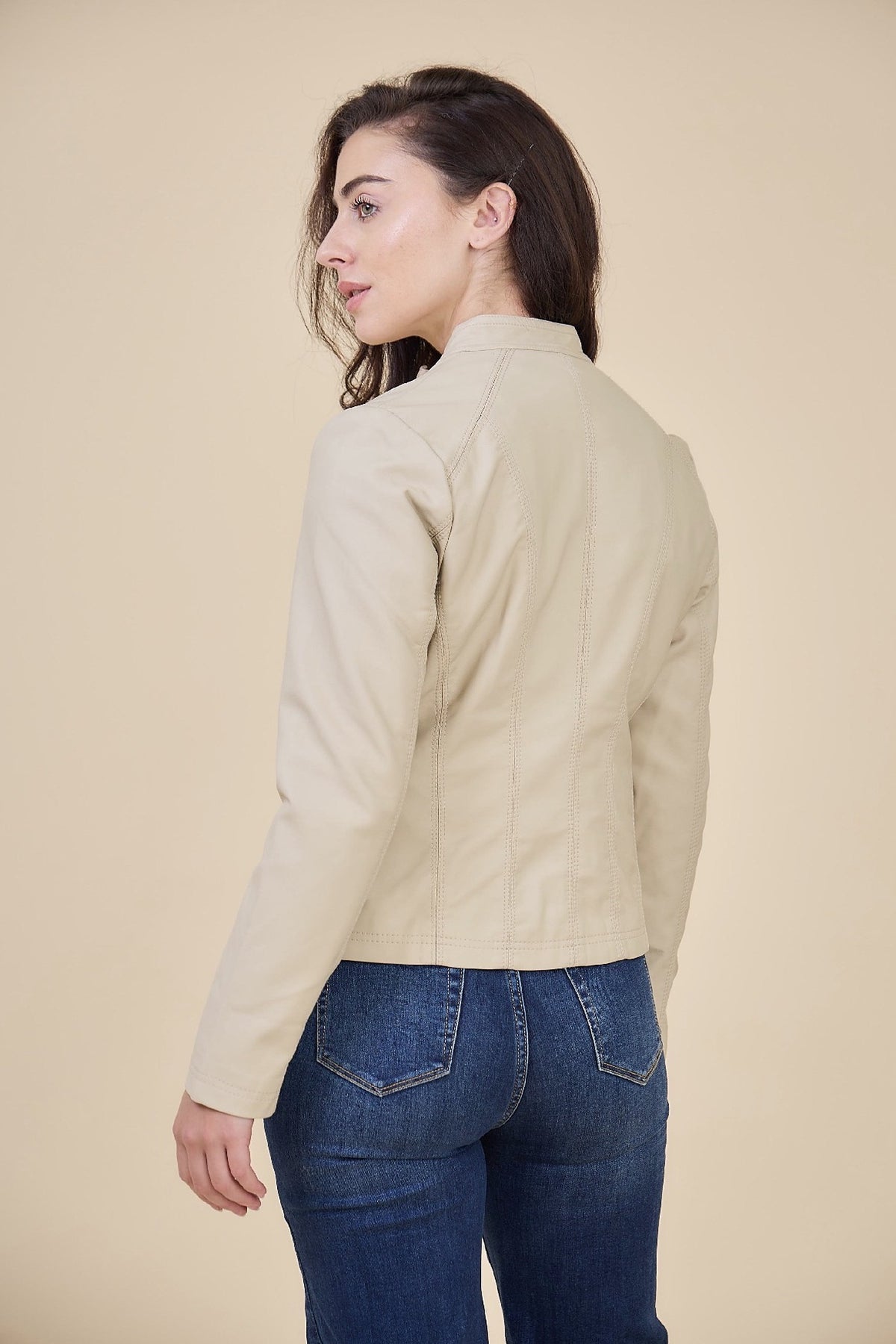 MELOÉ veste courte similicuir col montant zippée beige femme - Escandelle Paris (dos)
#couleur_beige