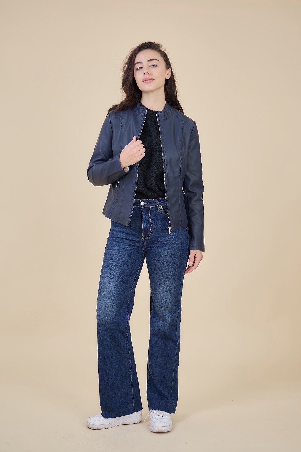 MELOÉ veste courte similicuir col montant zippée marine femme - Escandelle Paris (silhouette entière)
#couleur_marine