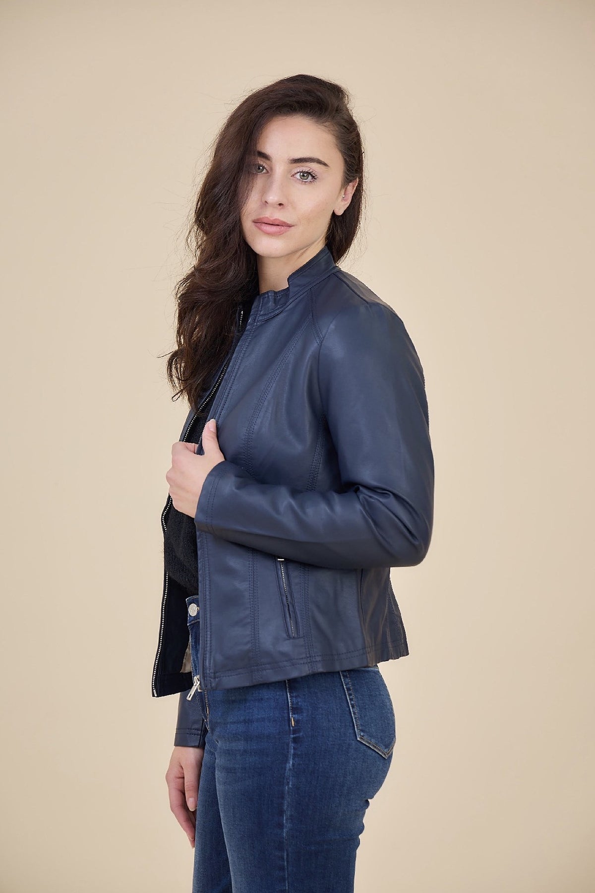 MELOÉ veste courte similicuir col montant zippée marine femme - Escandelle Paris (profil droit)
#couleur_marine