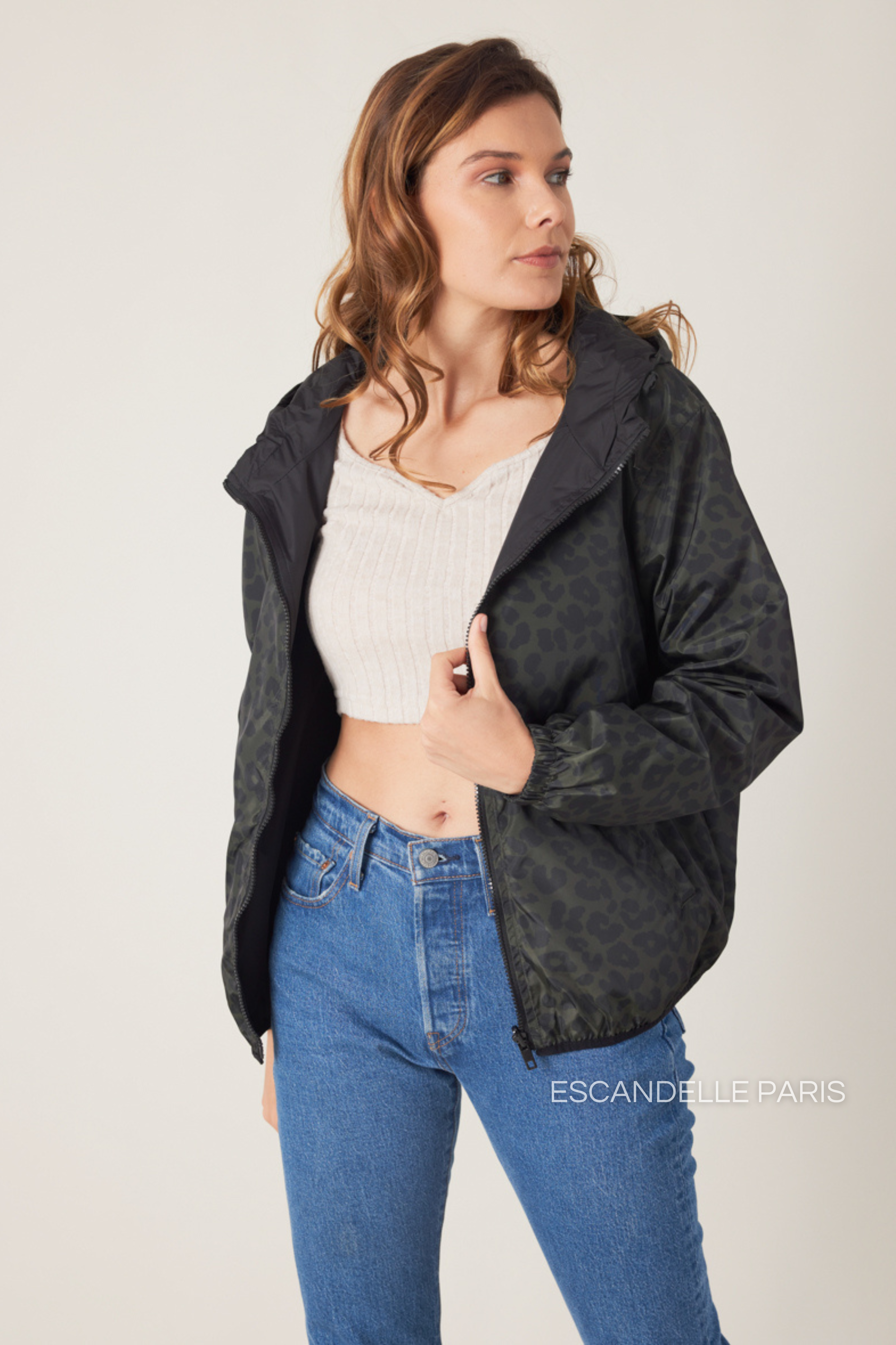 Femme portant la parka réversible kaki/Noir LILOU à motifs léopard Escandelle Paris - vue de face - capuche, poches et coupe droite
#couleur_kaki