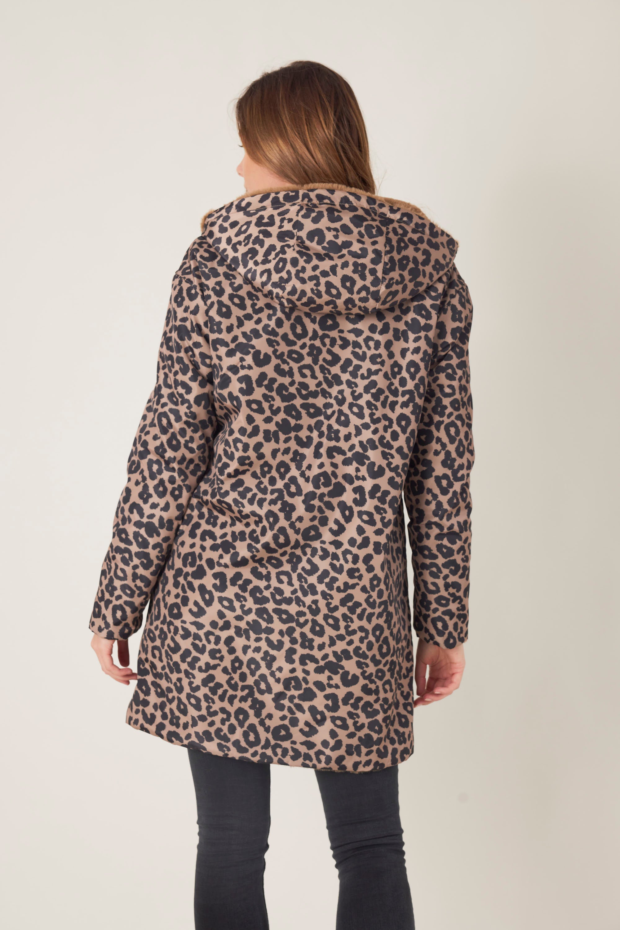 Parka SAVANNAH Escandelle – vue de dos – manteau léopard réversible fourré taupe, design chic et urbain.
#couleur_taupe