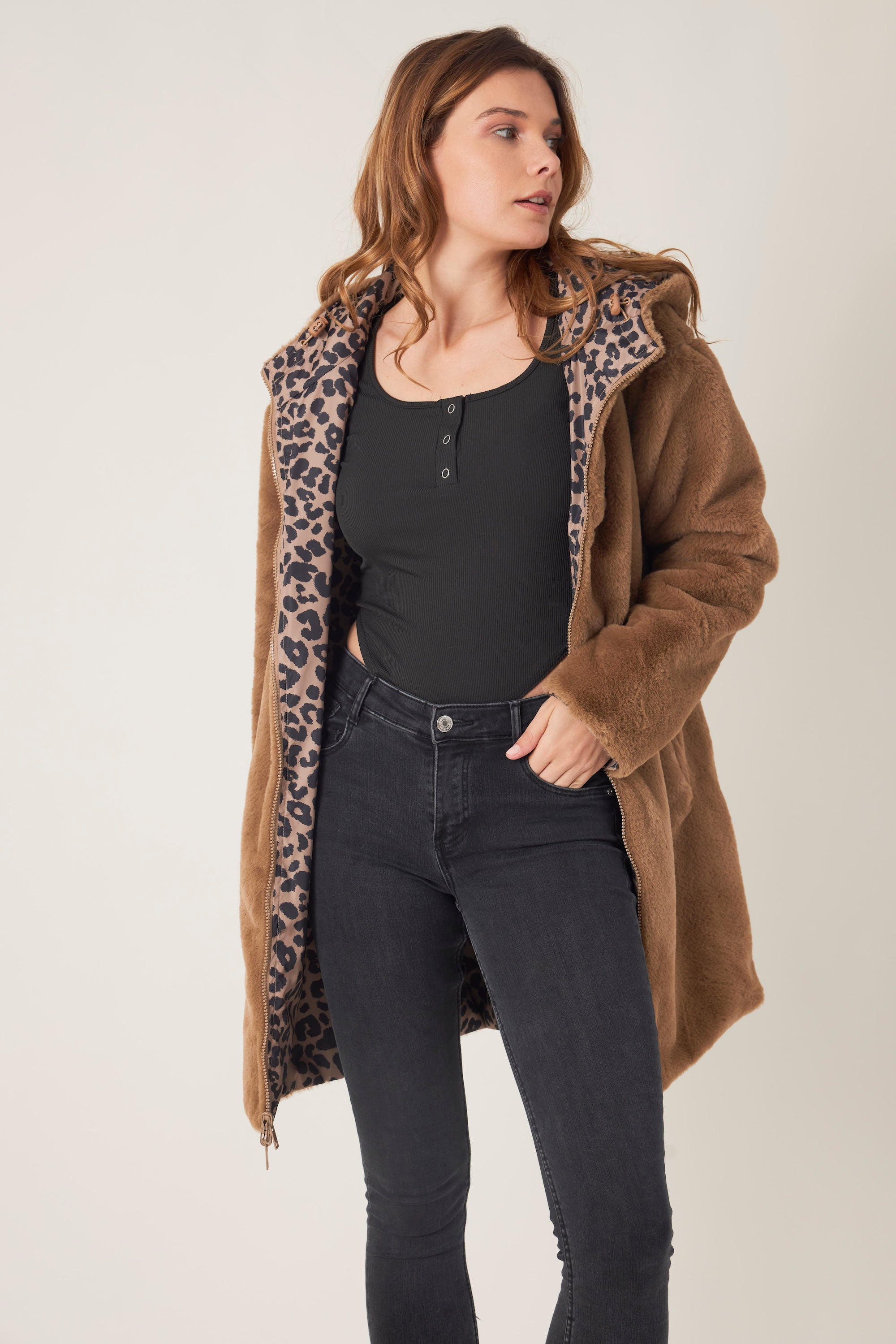Parka SAVANNAH Escandelle – manteau réversible léopard taupe porté avec jean et pull noir, style citadin féminin.
#couleur_taupe
