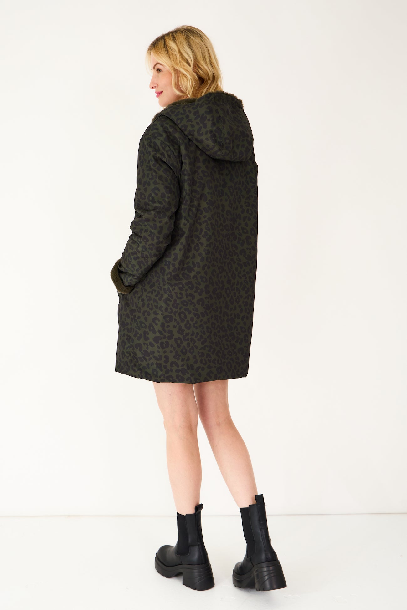 Parka SAVANNAH Escandelle – vue de dos – manteau léopard réversible fourré kaki, design chic et urbain.
#couleur_kaki