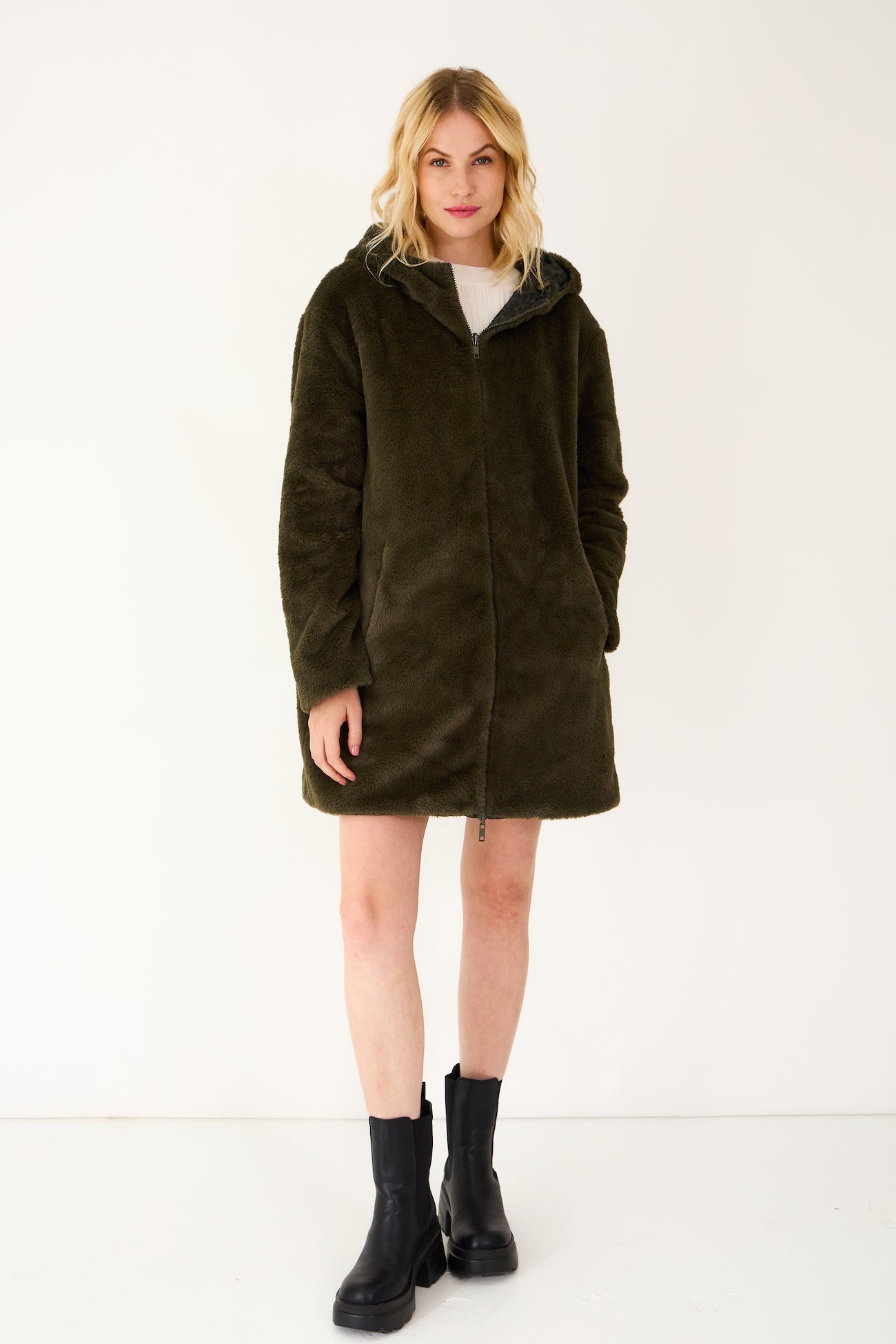 Parka SAVANNAH Escandelle – manteau femme réversible léopard kaki, doublé de fausse fourrure chaude.
#couleur_kaki