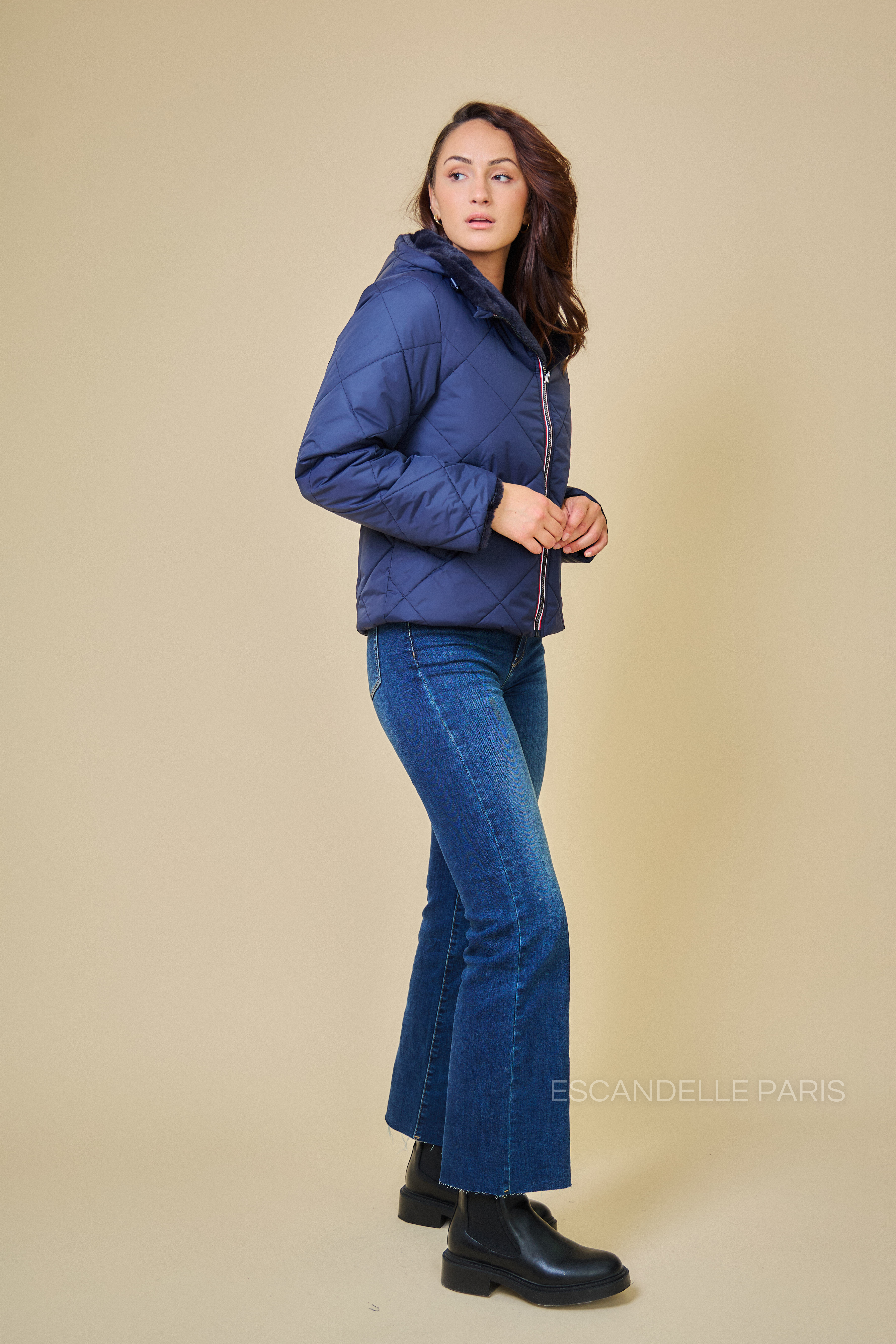 Parka JUDY Escandelle – profil droit – face fausse fourrure douce, coupe moderne et féminine marine.
#couleur_marine