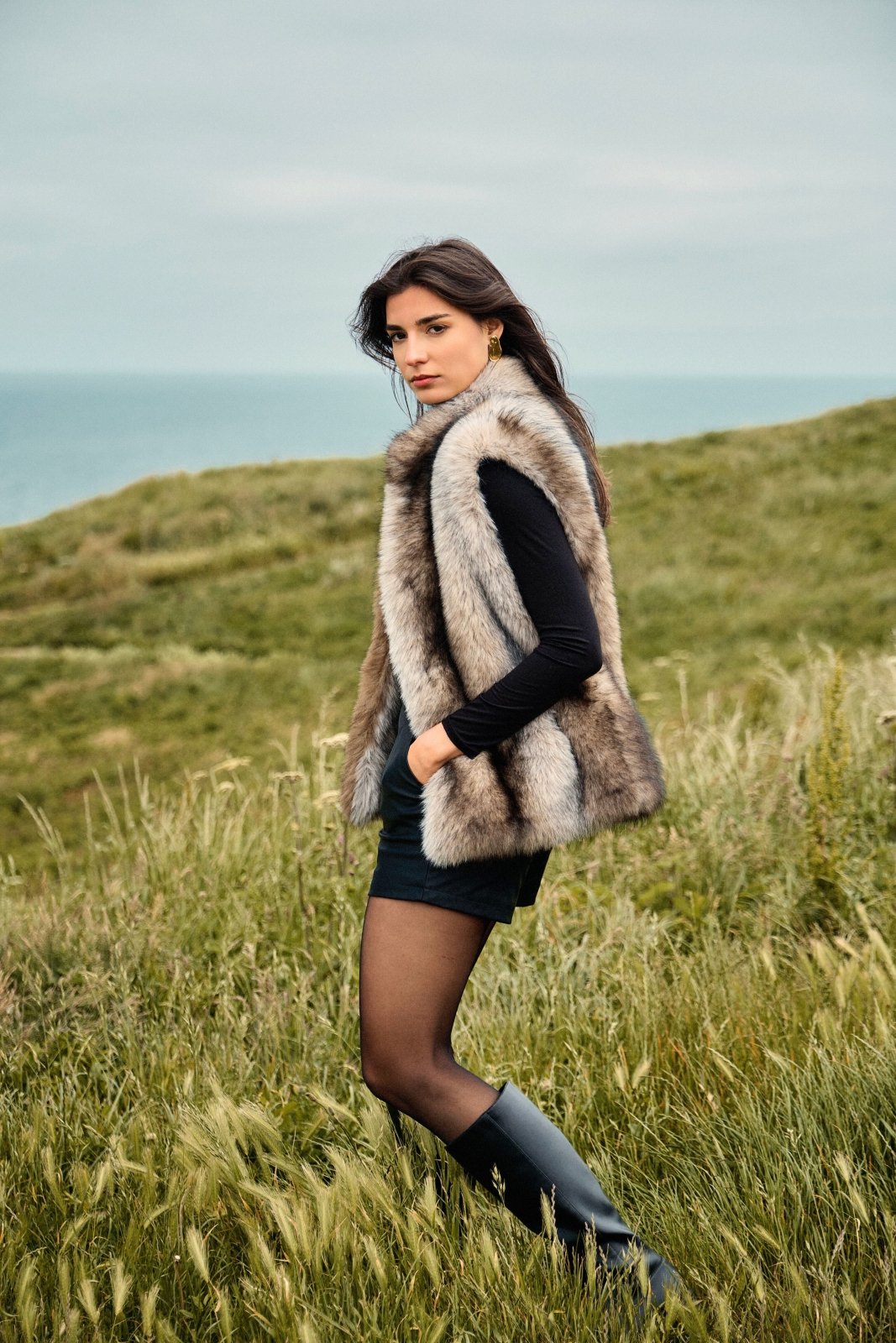 SABLE - Gilet sans manches Taupe - Escandelle (Vue de profil gauche - silhouette entière)