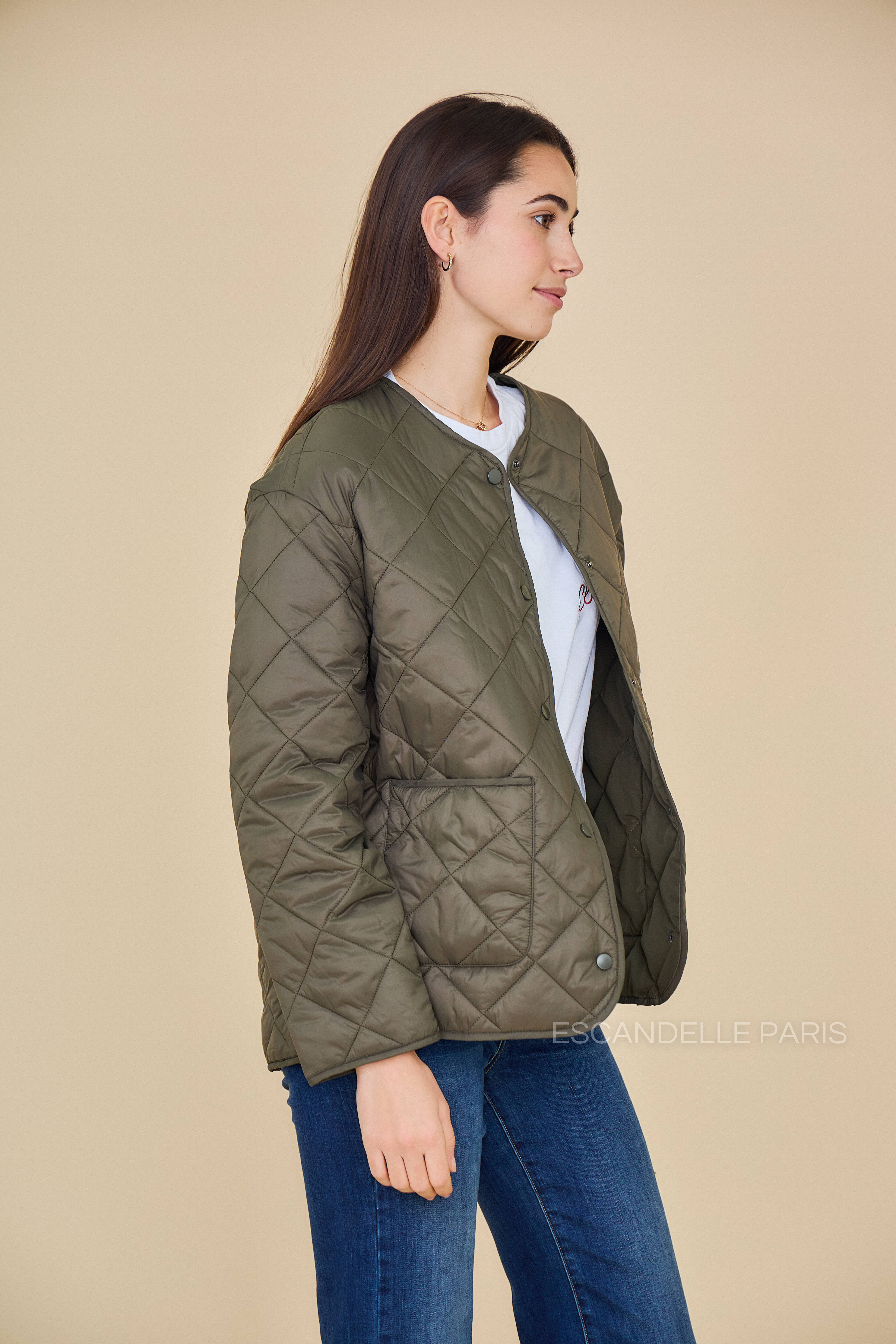 Veste VICTOIRE Escandelle – profil droit – veste légère matelassée kaki au style sobre et élégant.
#couleur_kaki
