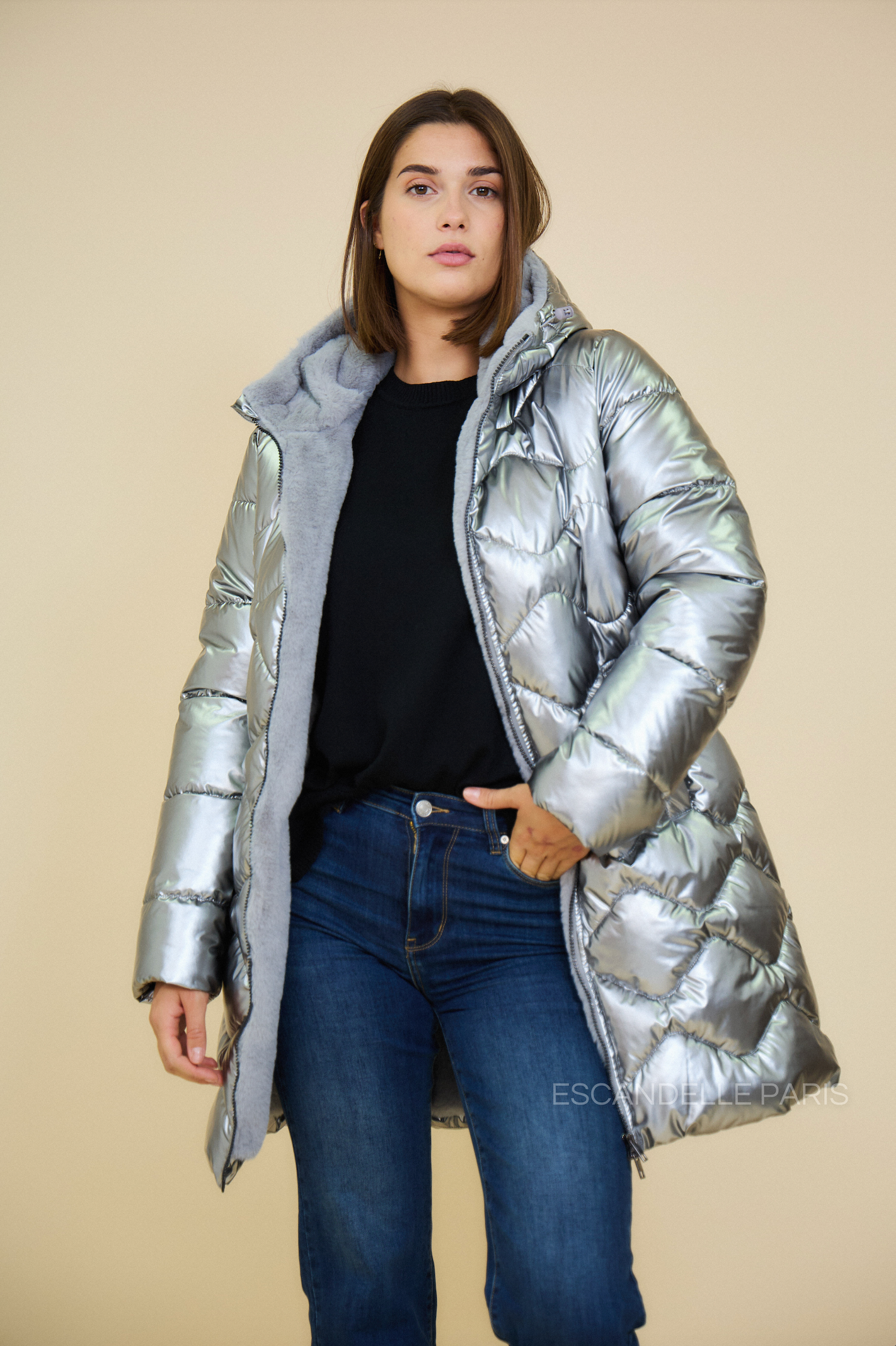 Doudoune BILLIE Escandelle – manteau long argent, porté avec jean et pull noir pour un look chic d’hiver.
#couleur_argent