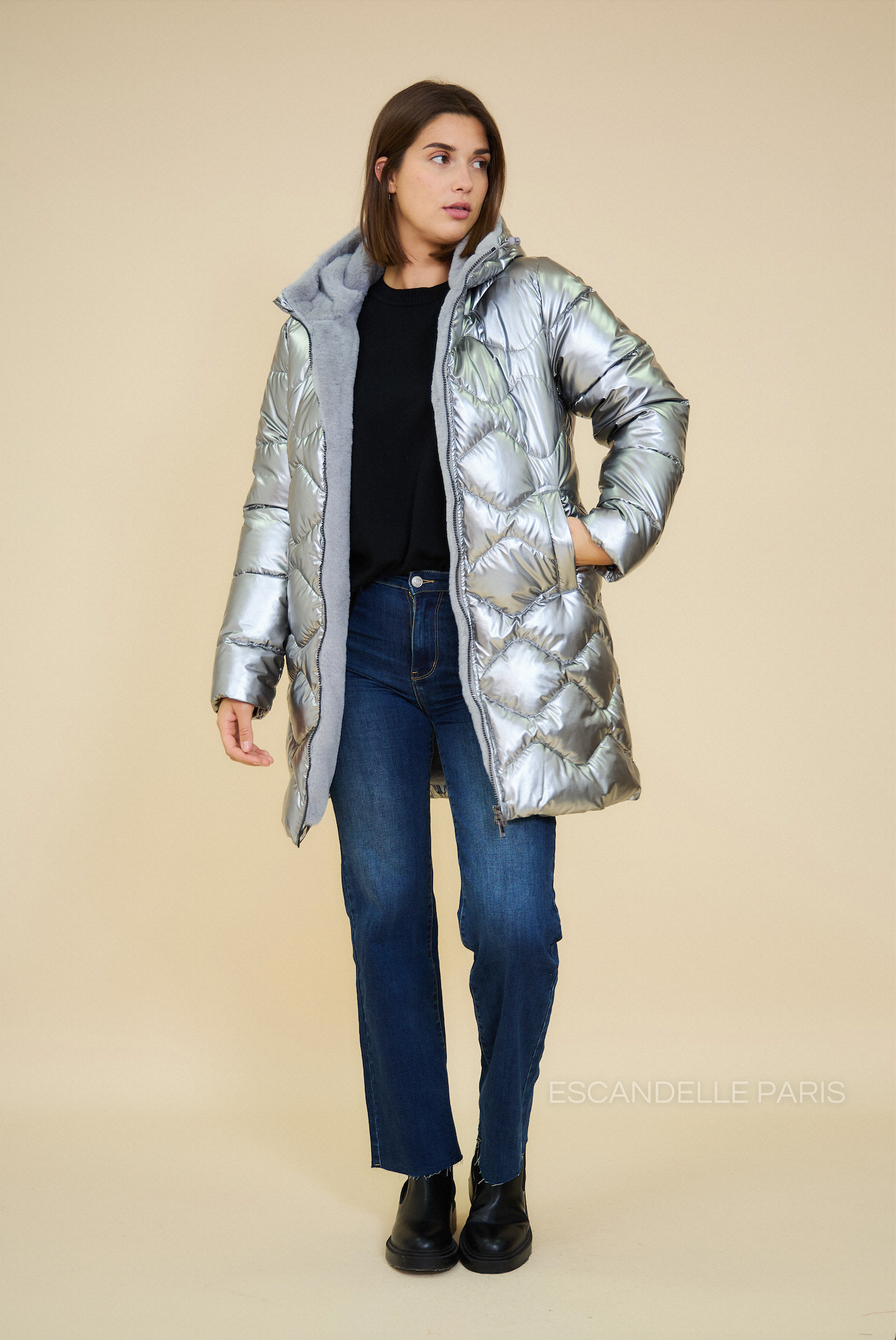 Doudoune BILLIE Escandelle – manteau long femme argent brillant, coupe droite et doublure chaude en fausse fourrure argent.
#couleur_argent