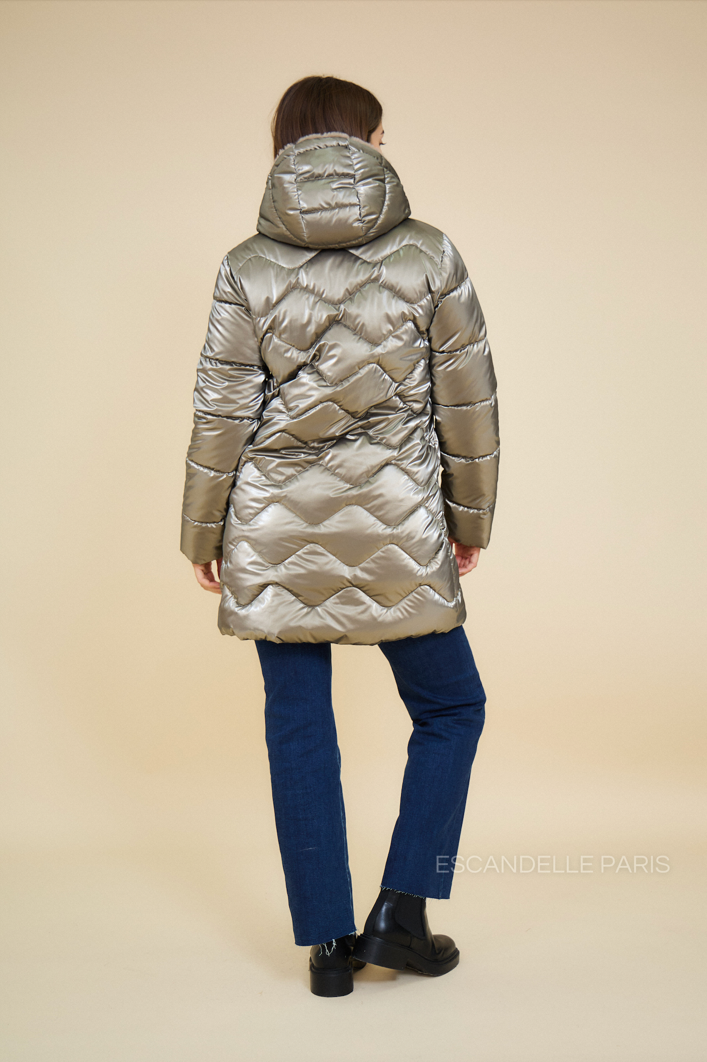Doudoune BILLIE Escandelle – vue de dos – matière satinée bronze, coupe mi-longue et finitions modernes.
#couleur_bronze