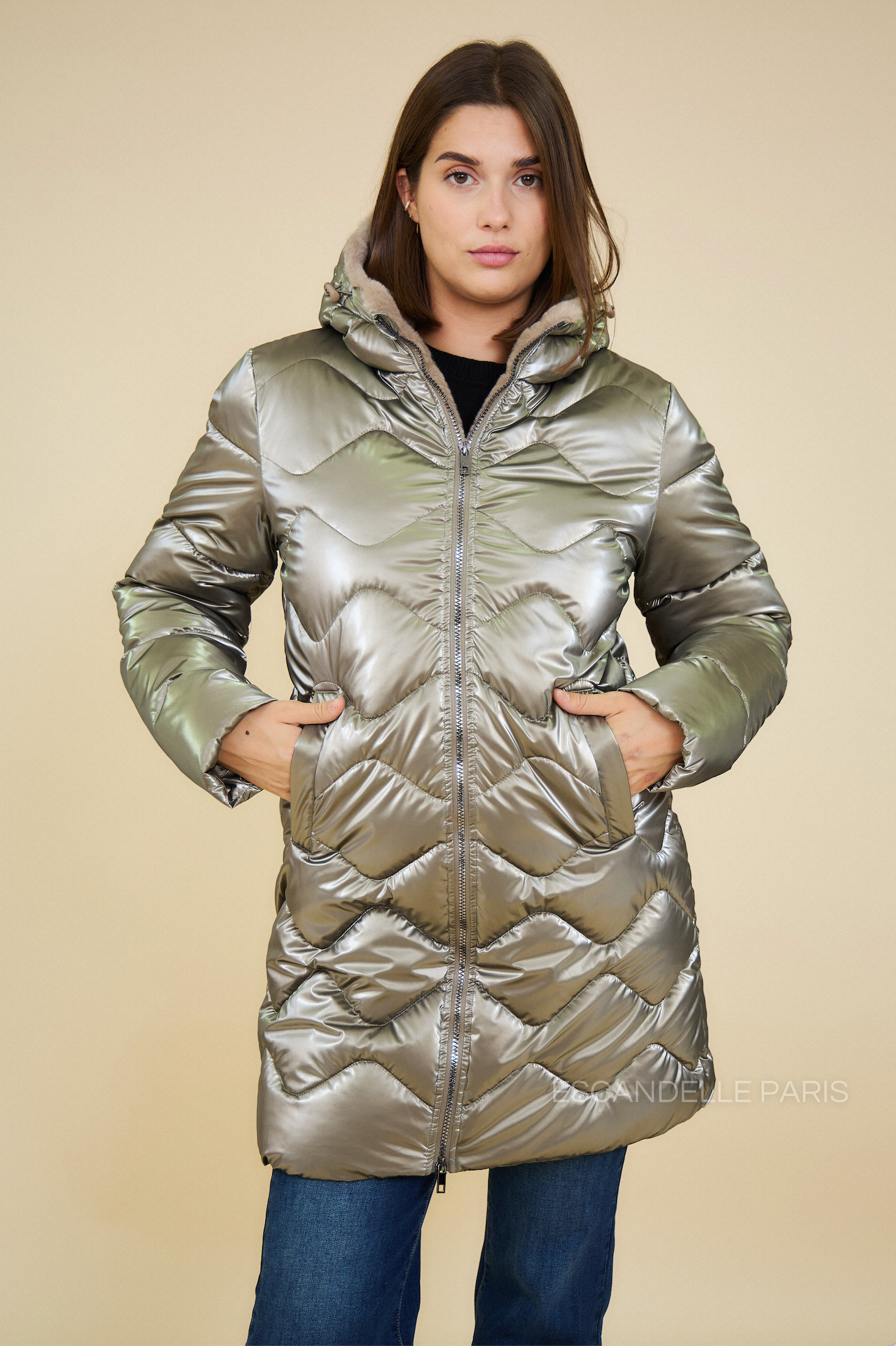 Doudoune BILLIE Escandelle – manteau femme bronze effet métallisé, look citadin élégant et moderne.
#couleur_bronze
