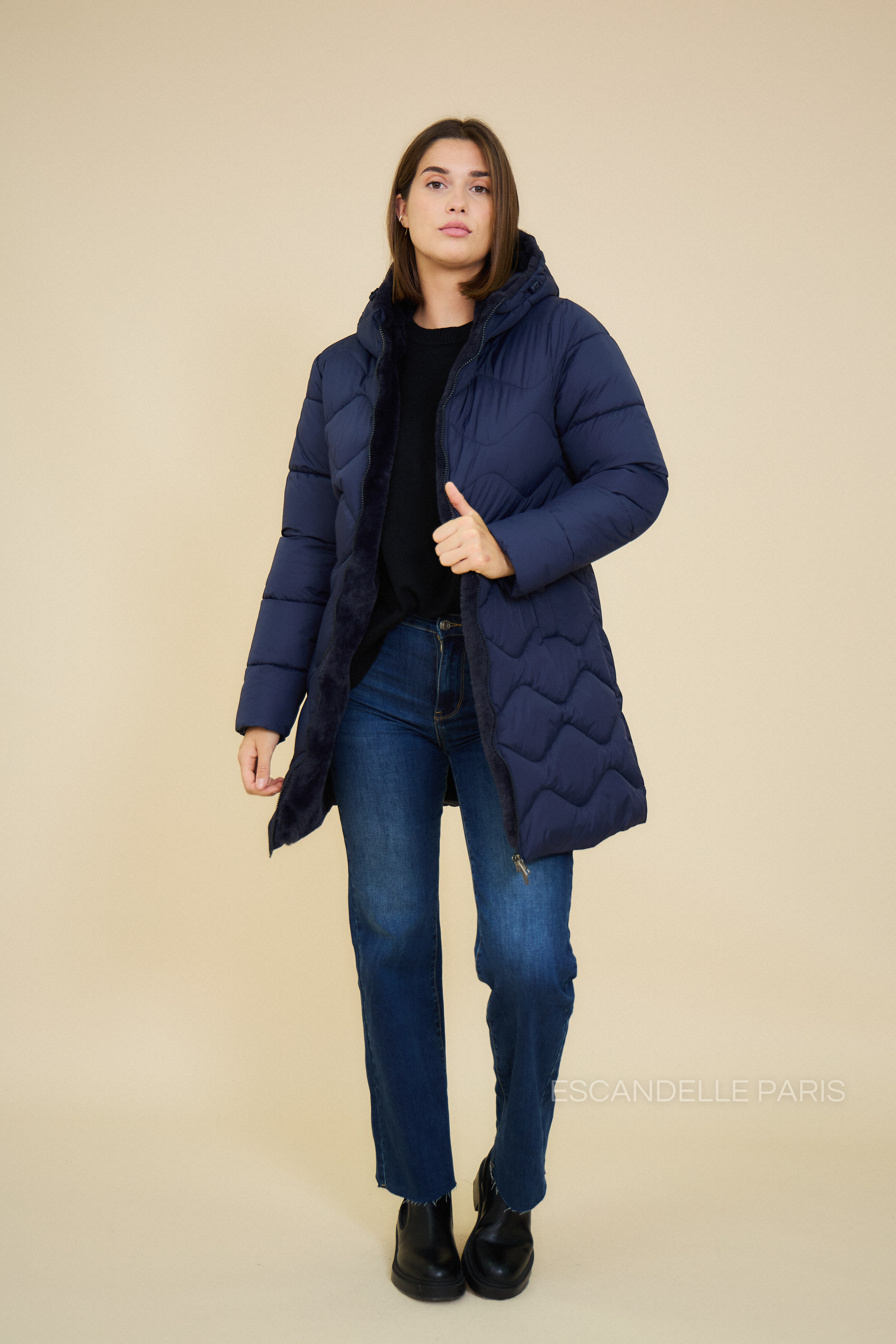 Doudoune BILLIE Escandelle – manteau long femme marine, coupe droite et doublure chaude en fausse fourrure beige.
#couleur_marine