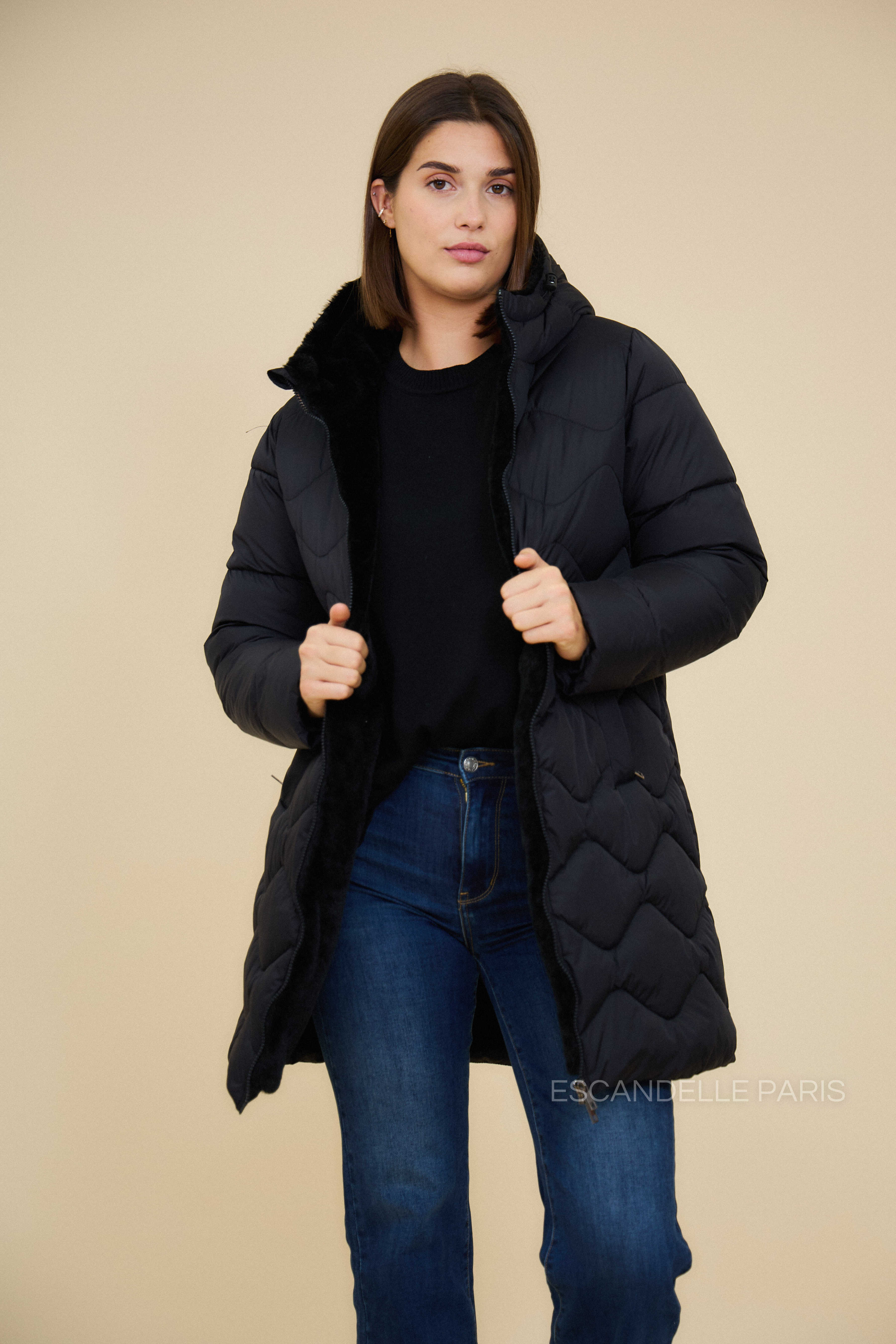 Doudoune BILLIE Escandelle – manteau long femme noir, coupe droite et doublure chaude en fausse fourrure noir.
#couleur_noir