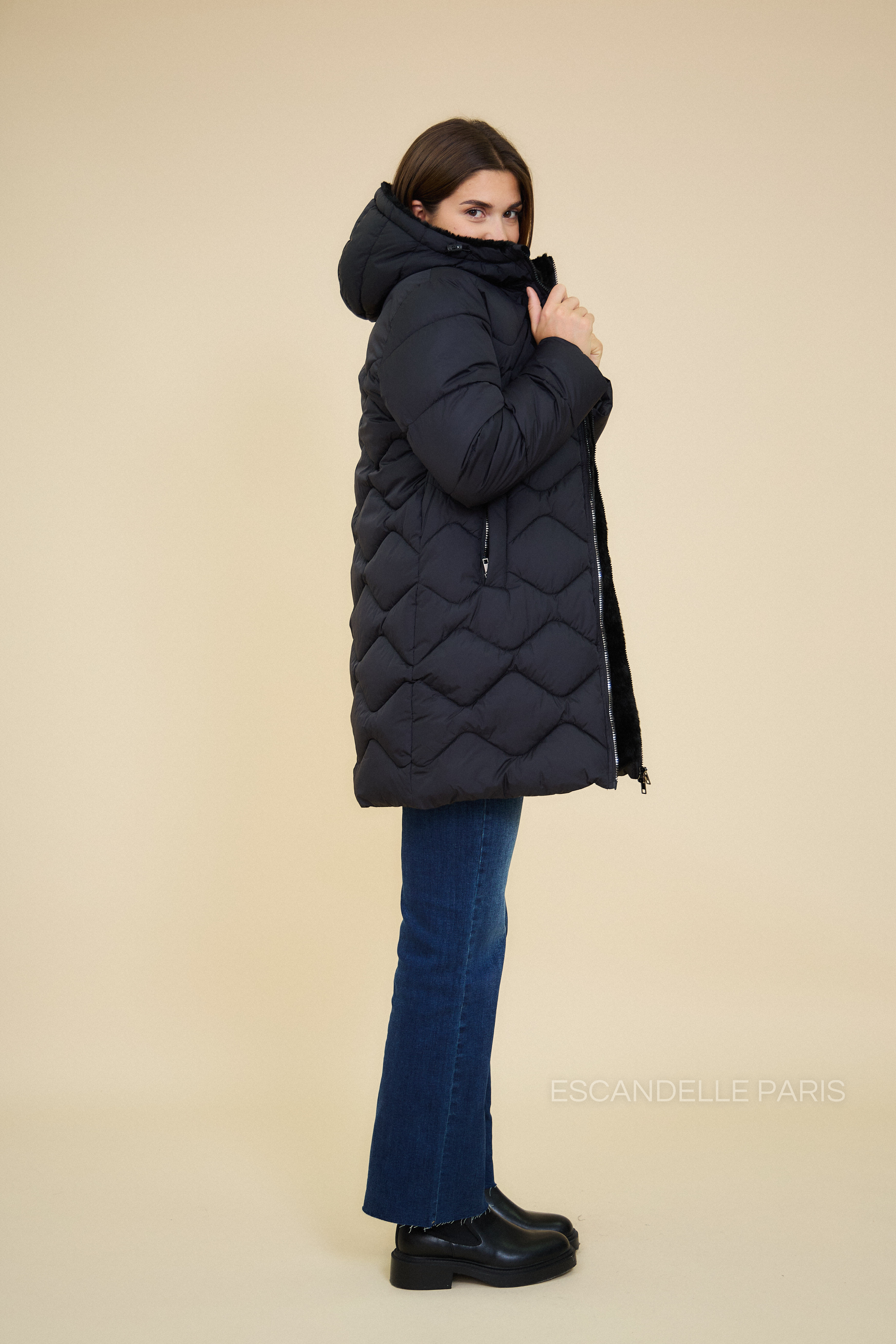 Doudoune Escandelle BILLIE – profil droit – manteau noir, silhouette féminine et confort optimal.
#couleur_noir