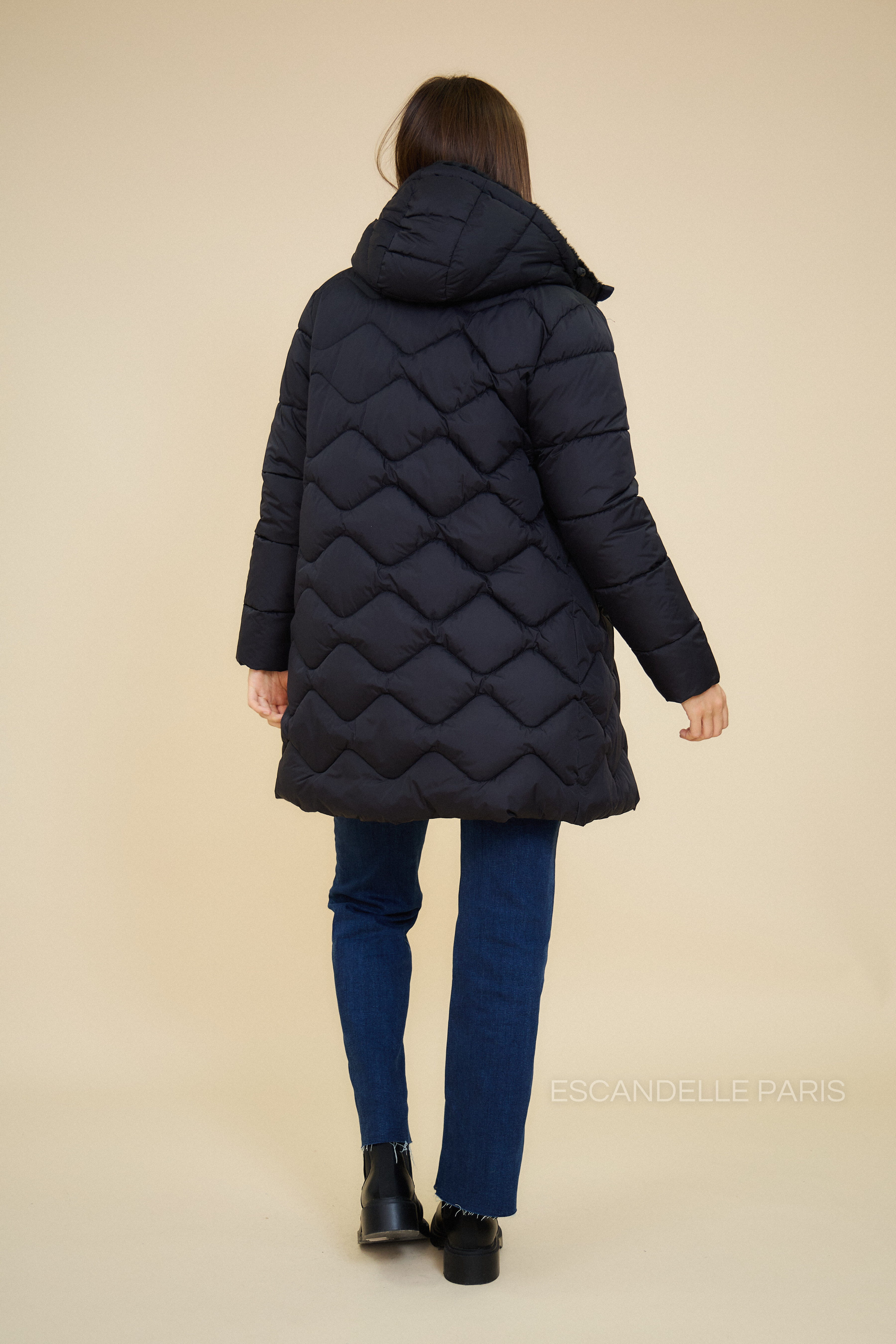 Doudoune BILLIE Escandelle – vue de dos – manteau noir, coupe mi-longue et finitions modernes.
#couleur_noir