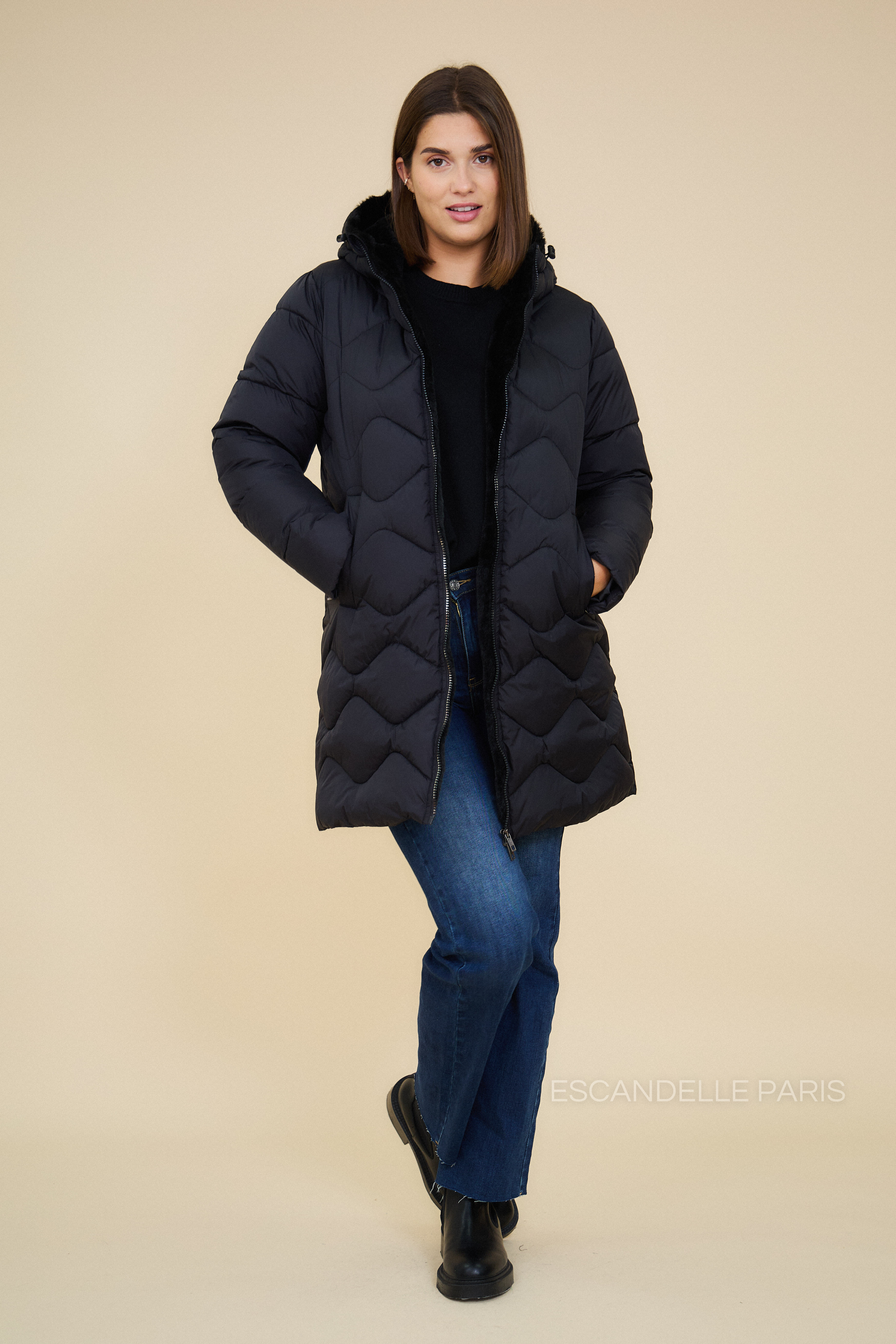 Doudoune BILLIE Escandelle – manteau long noir, porté avec jean et pull noir pour un look chic d’hiver.
#couleur_noir