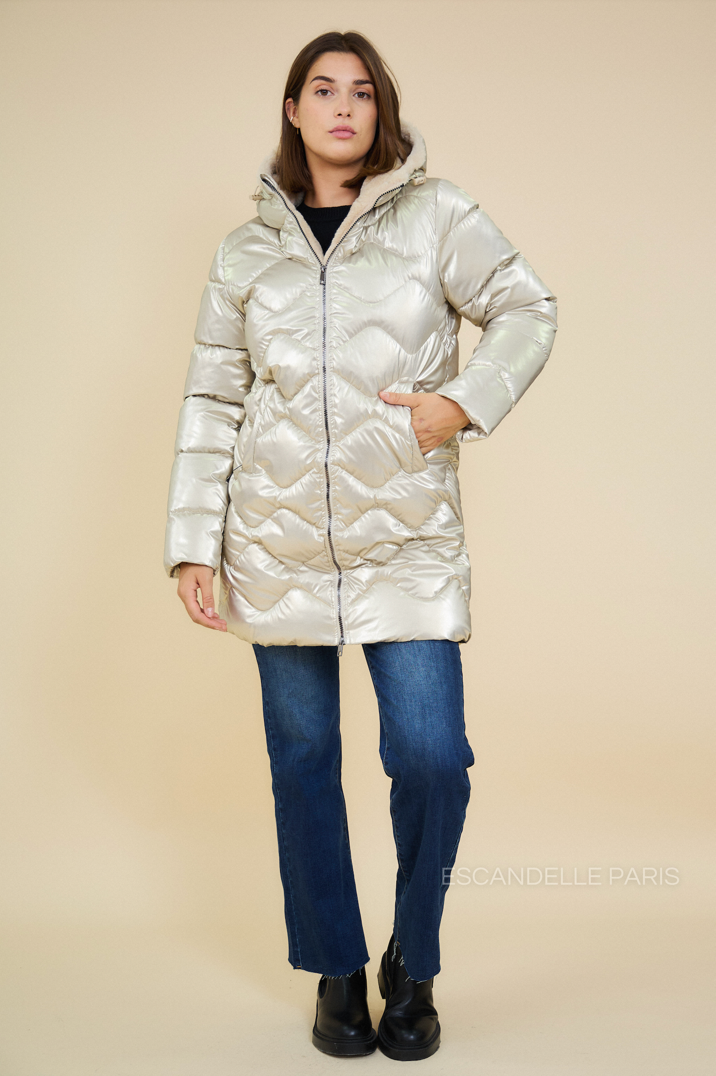 Doudoune BILLIE Escandelle – manteau long or, porté avec jean et pull noir pour un look chic d’hiver.
#couleur_or