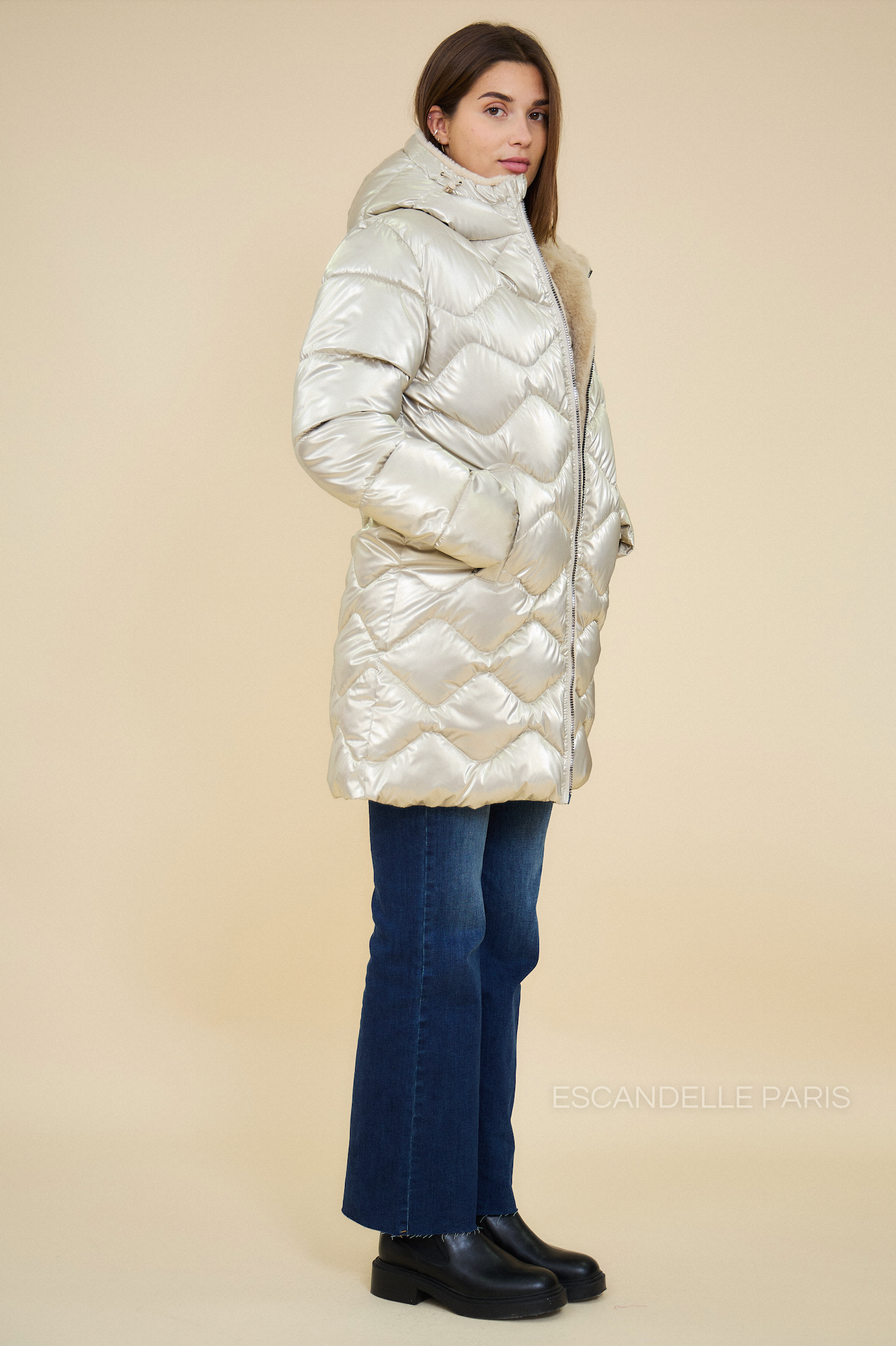 Doudoune Escandelle BILLIE – profil droit – manteau brillant or, silhouette féminine et confort optimal.
#couleur_or