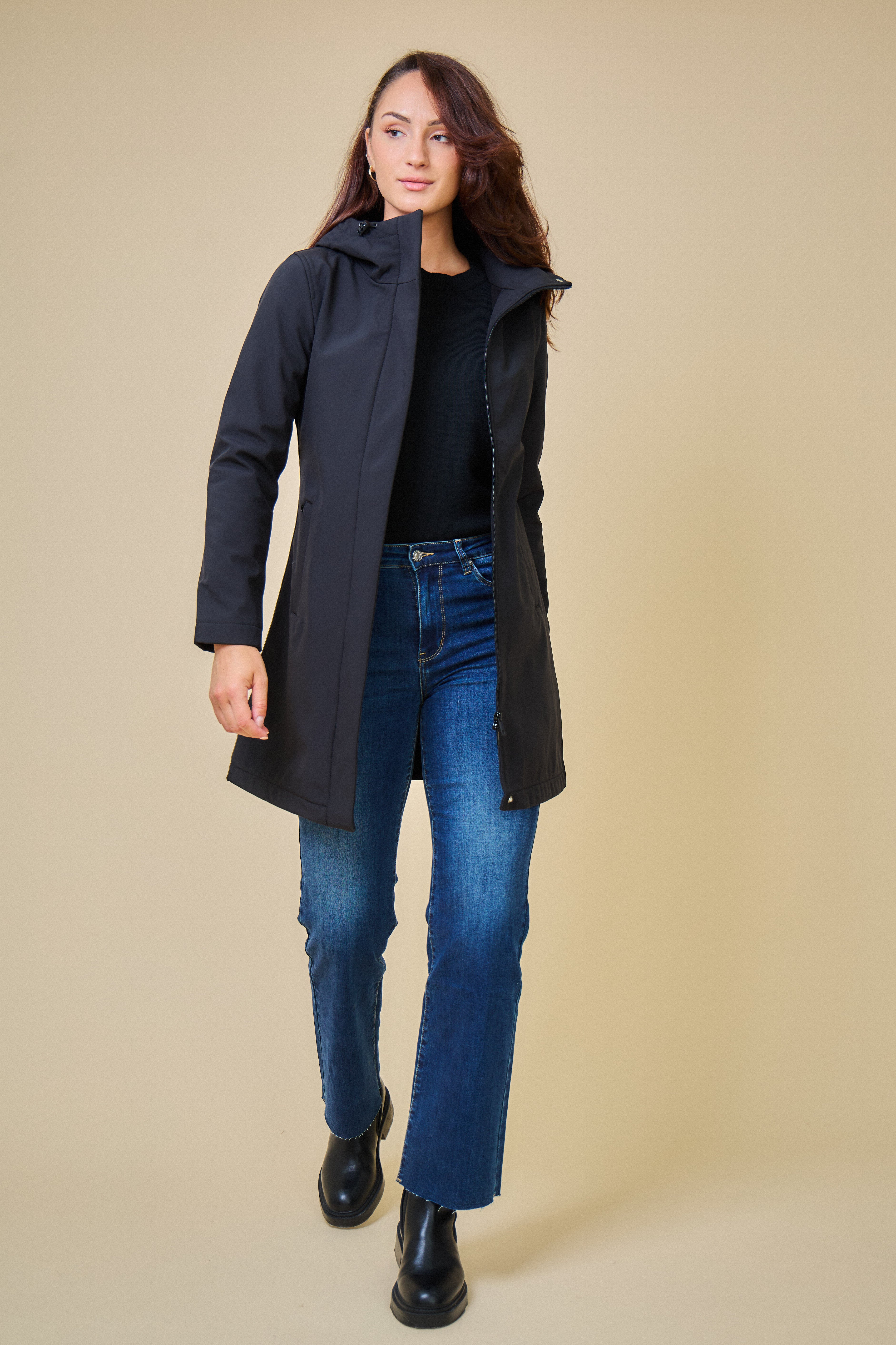 Parka SIENNA Escandelle – manteau long femme noir en softshell cintré, coupe élégante et moderne.
#couleur_noir