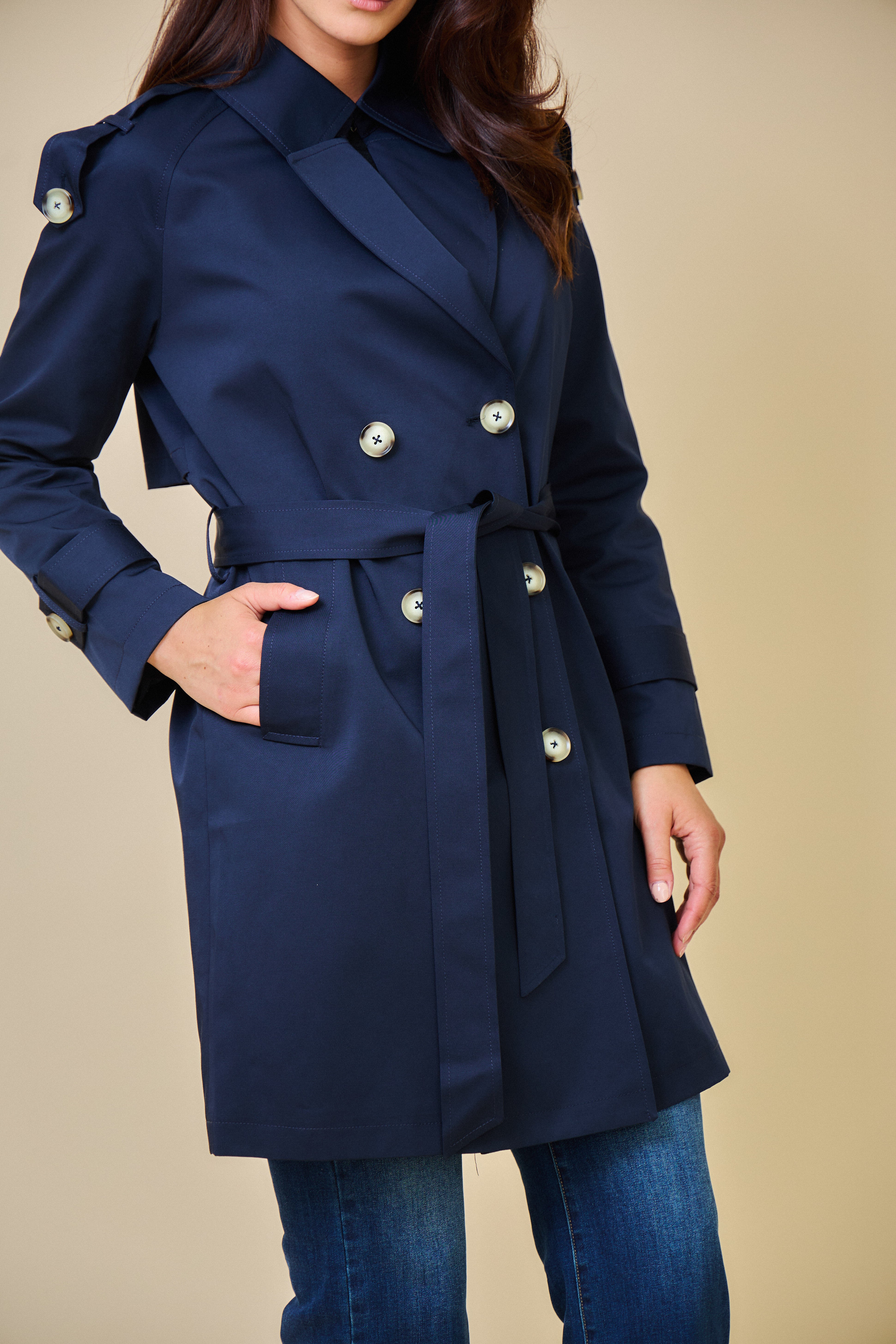 Zoom trench SCOTT Escandelle – tissu fluide marine, toucher doux et finition haut de gamme.
#couleur_marine