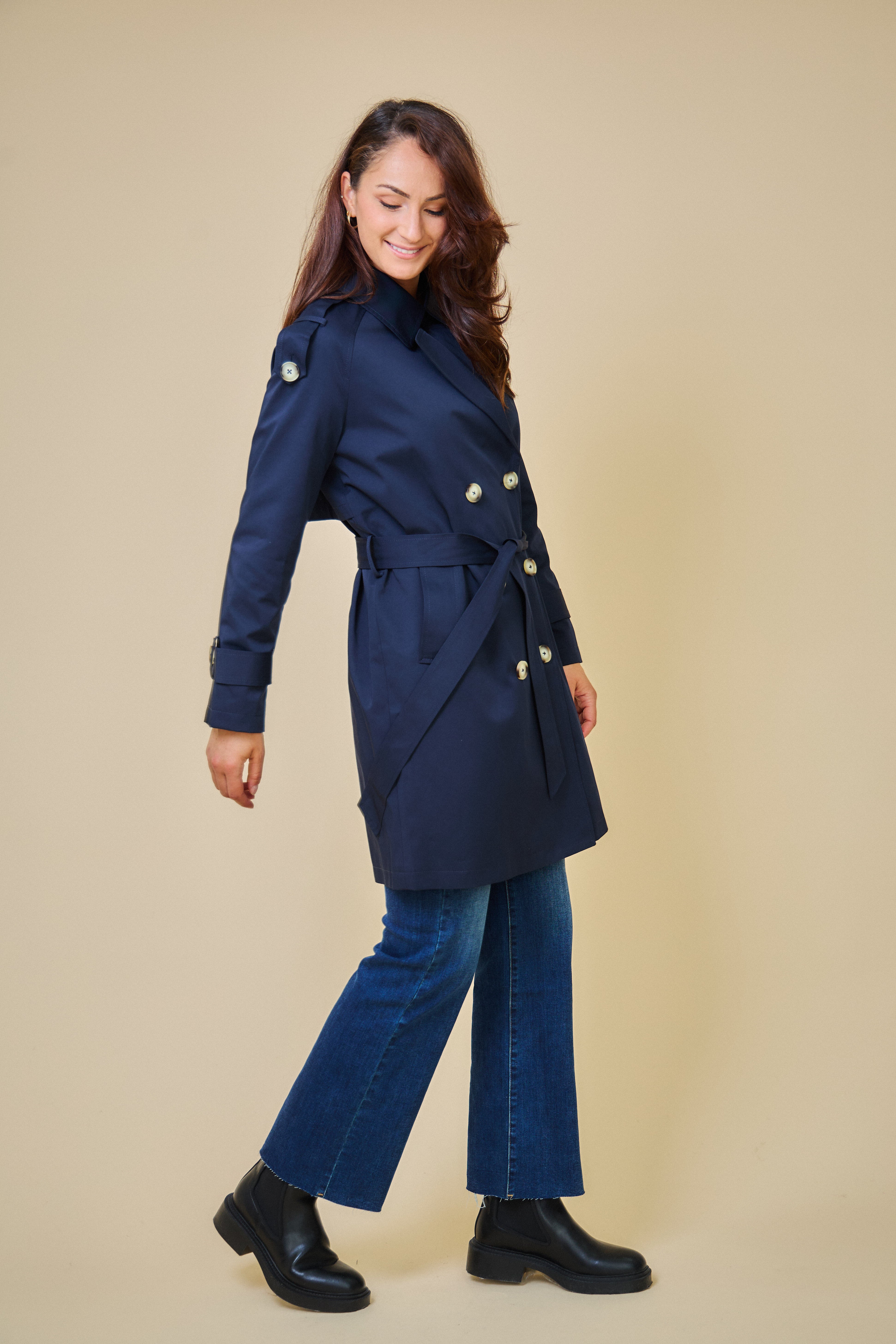 Trench marine SCOTT Escandelle – profil droit – manches à pattes boutonnées et tombé chic.
#couleur_marine