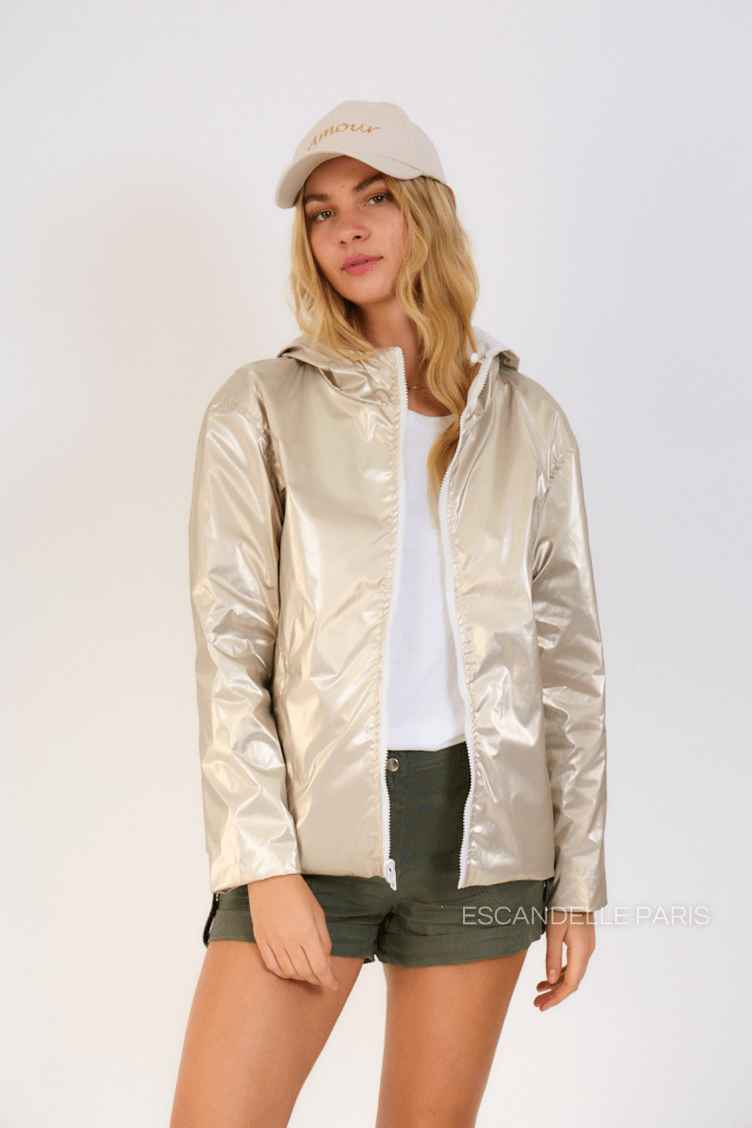 APRIL - Parka Courte Réversible Blanc - Escandelle (Vue de face - portrait - parka imperméable réversible côté dorée)
#couleur_blanc