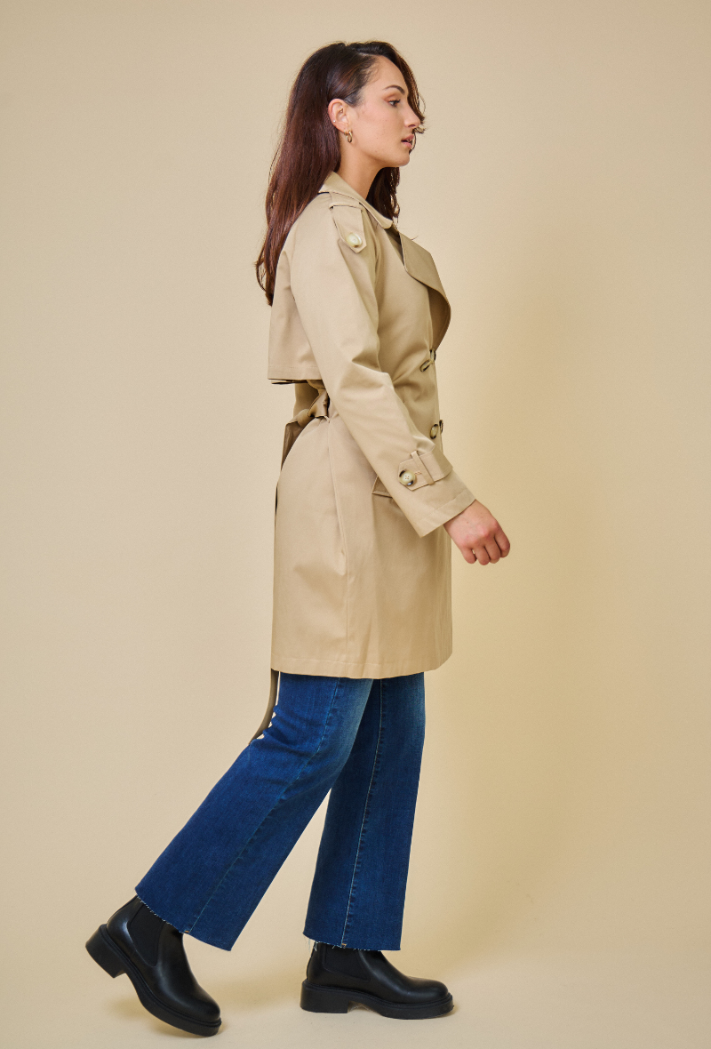 Trench beige SCOTT Escandelle – profil droit – manches à pattes boutonnées et tombé chic.
#couleur_beige