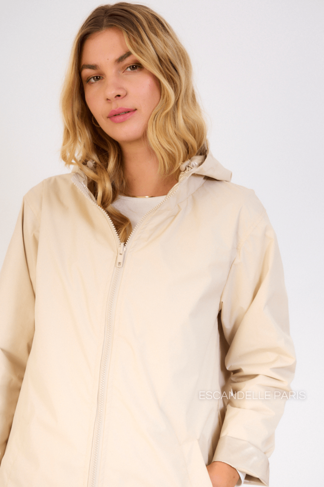 JUNE - Parka Beige - Escandelle (Gros plan sur les détails et matières)
#couleur_beige
