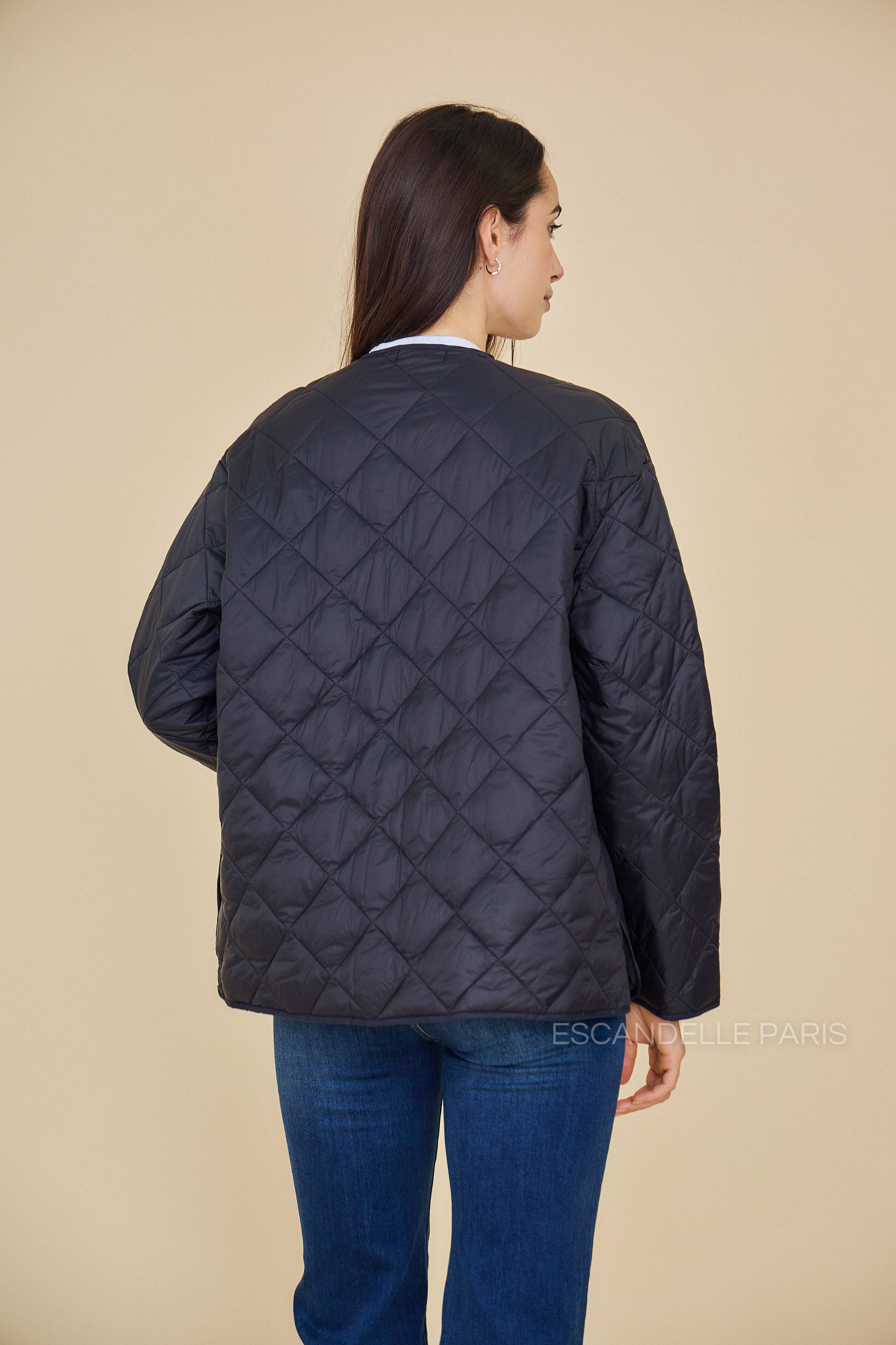 Veste Escandelle VICTOIRE – vue de dos – finitions matelassées losanges et tombé fluide.
#couleur_noir