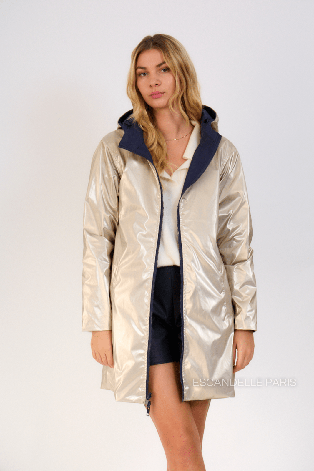 JUNE - Parka Marine - Escandelle - (Vue de face - portrait - côté réversible imperméable doré)
#couleur_navy