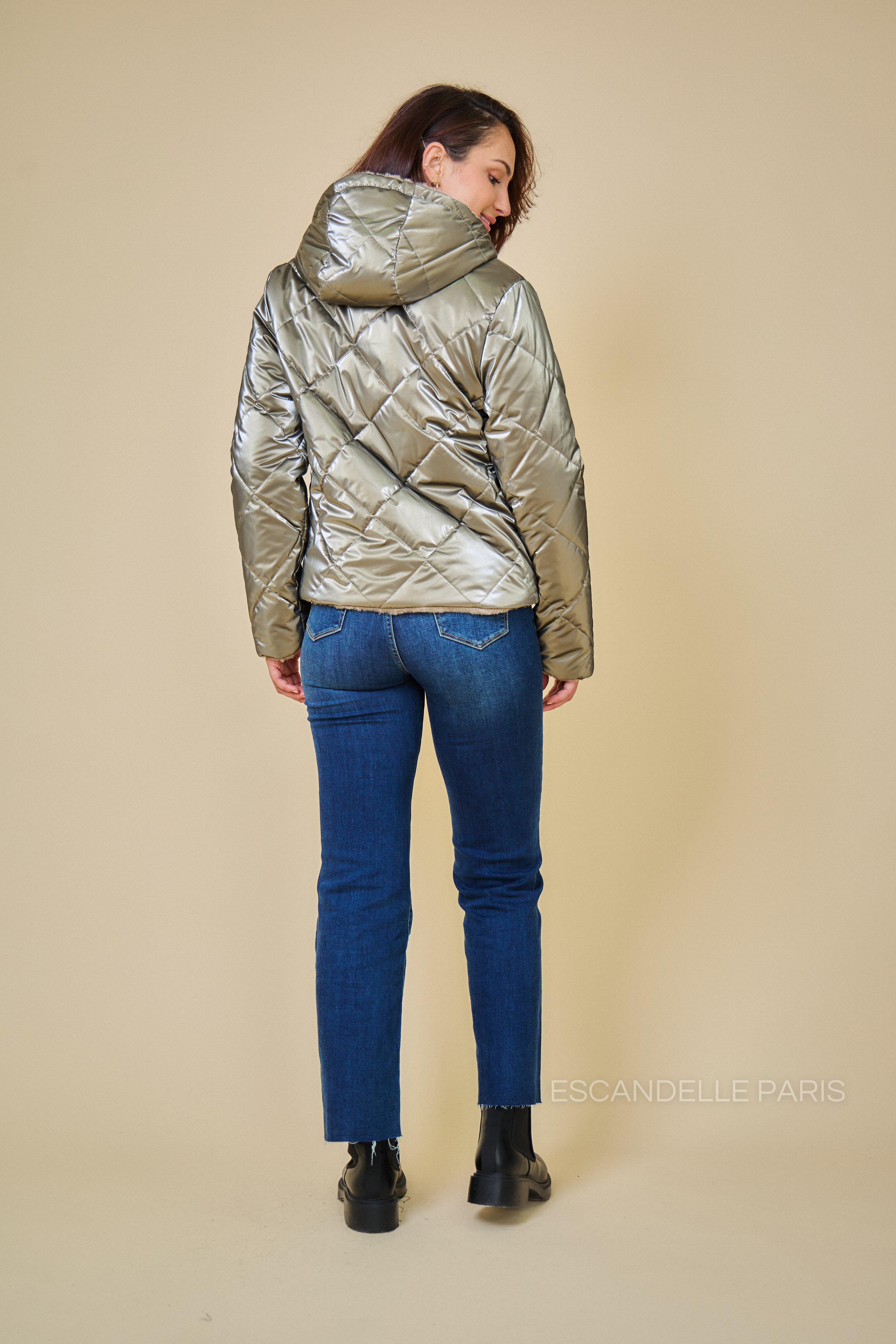 Parka Escandelle JUDY – vue de dos – finition brillante, coupe droite et matière réversible chaude.
#couleur_bronze