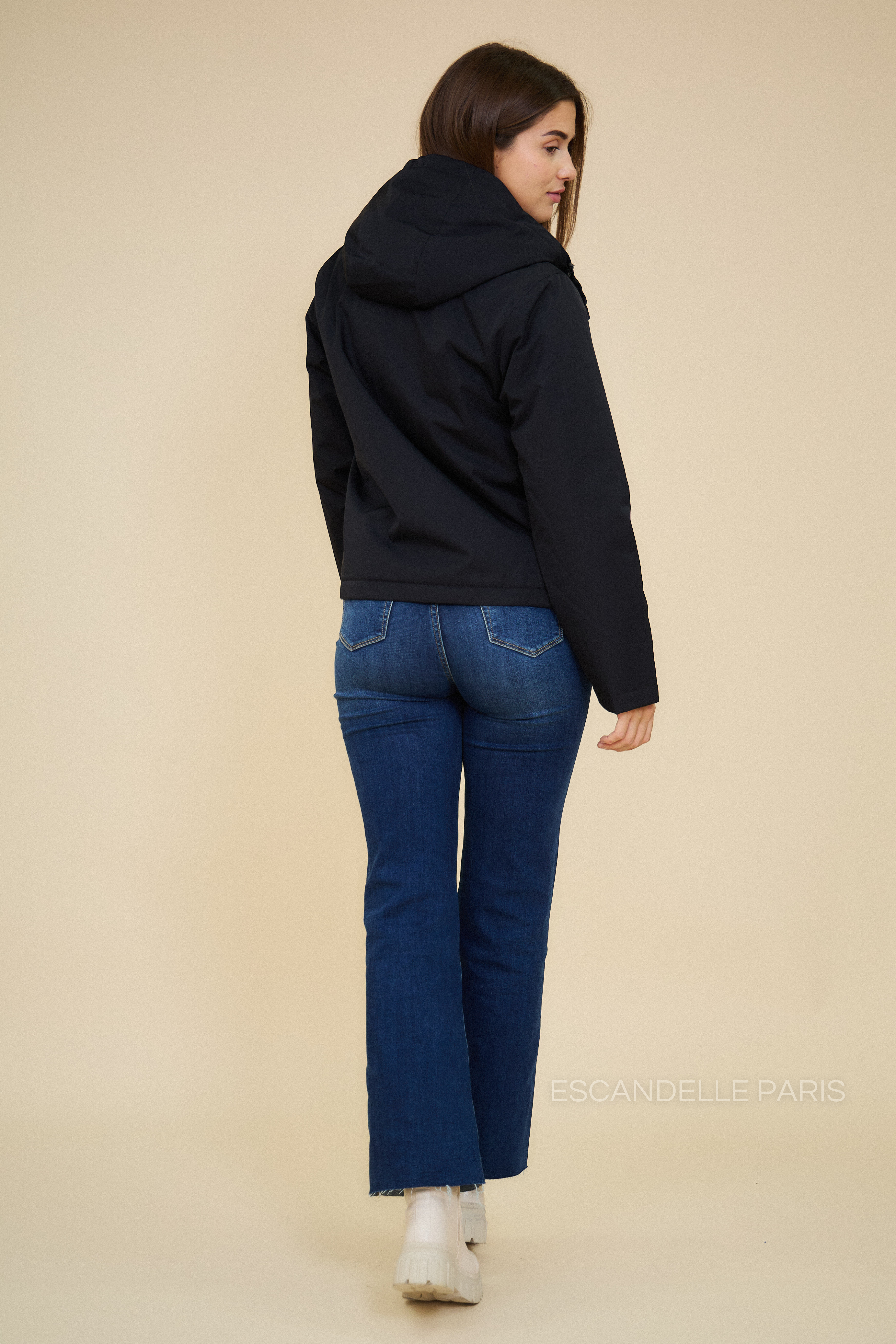 Parka ANAE Escandelle – vue de dos – capuche protectrice, matière imperméable et coupe fluide.
#couleur_noir